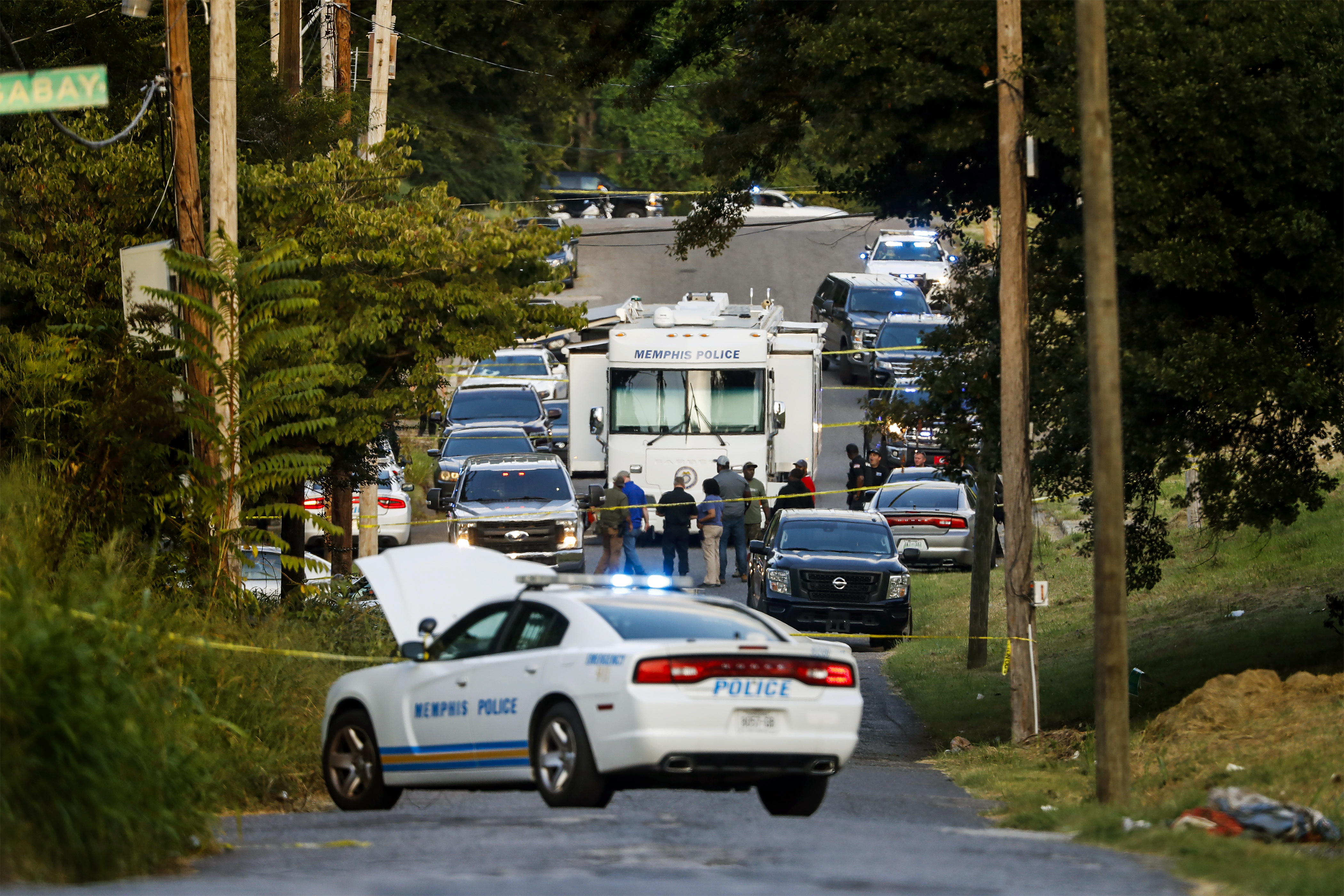 Agentes de la policía de Memphis registran una zona donde se ha encontrado un cadáver cerca del lugar donde fue secuestrada Eliza Fletcher (Mark Weber/Daily Memphian vía AP)
