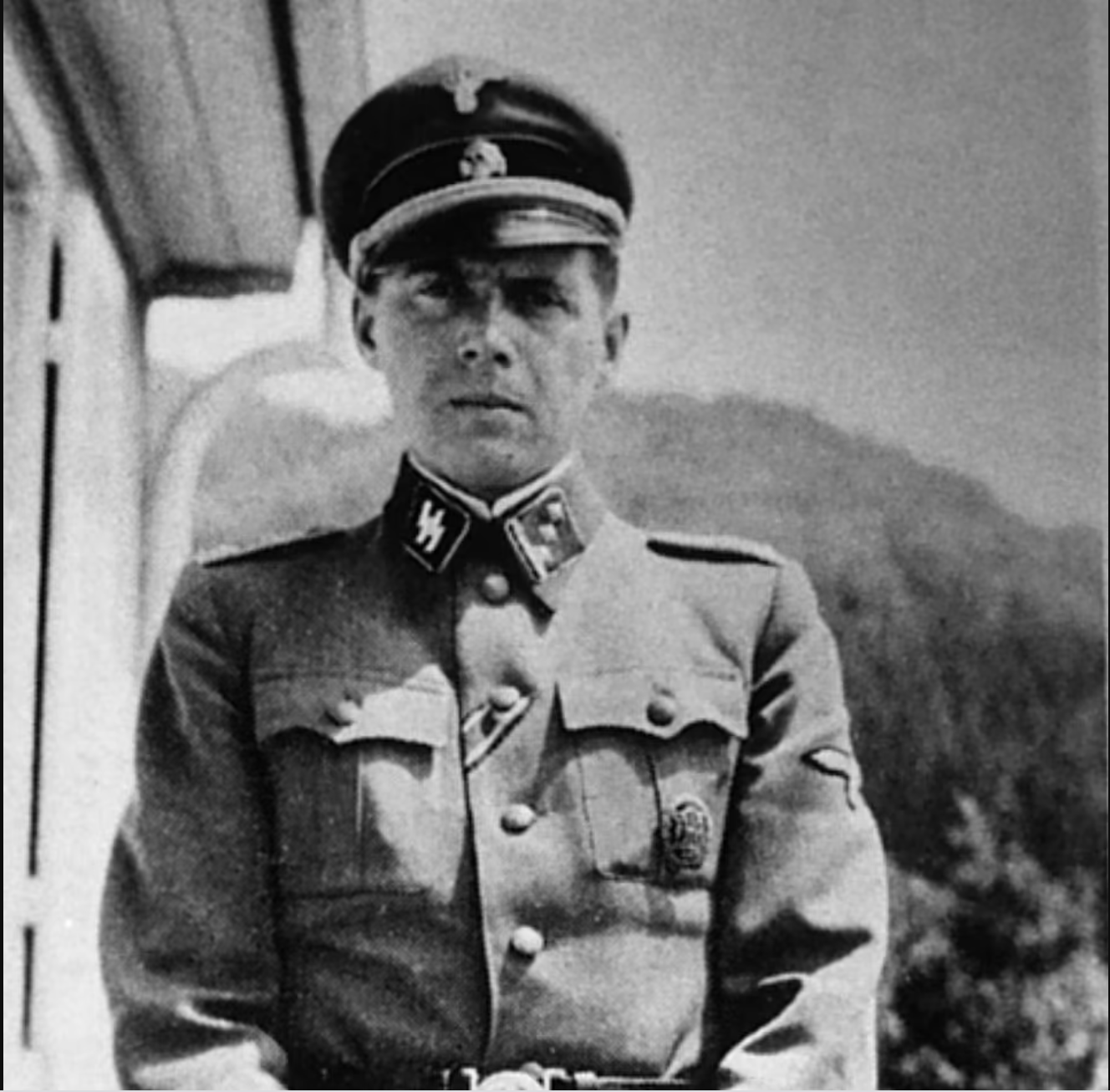Josef Mengele se ganó el apodo del Ángel de la Muerte porque tenía el poder de decidir quien vivía y quien moría en Auswitchz y por sus horrendos experimentos con prisioneros.