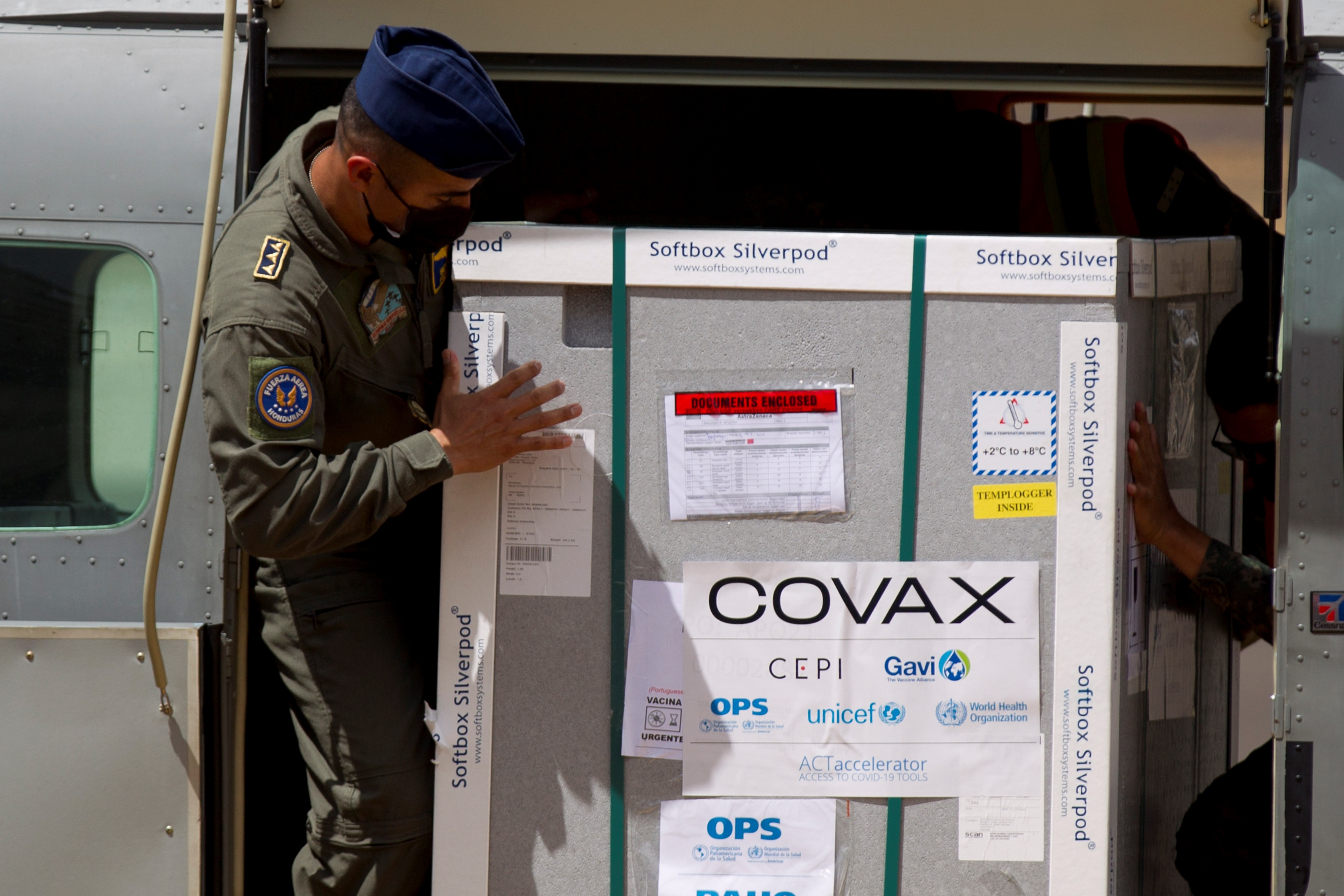 Militares hondureños ayudan a descargar las vacunas donadas bajo el mecanismo Covax, en la Base Aérea Hernán Acosta Mejía, en Tegucigalpa (Honduras) (EFE/ Gustavo Amador/ archivo)
