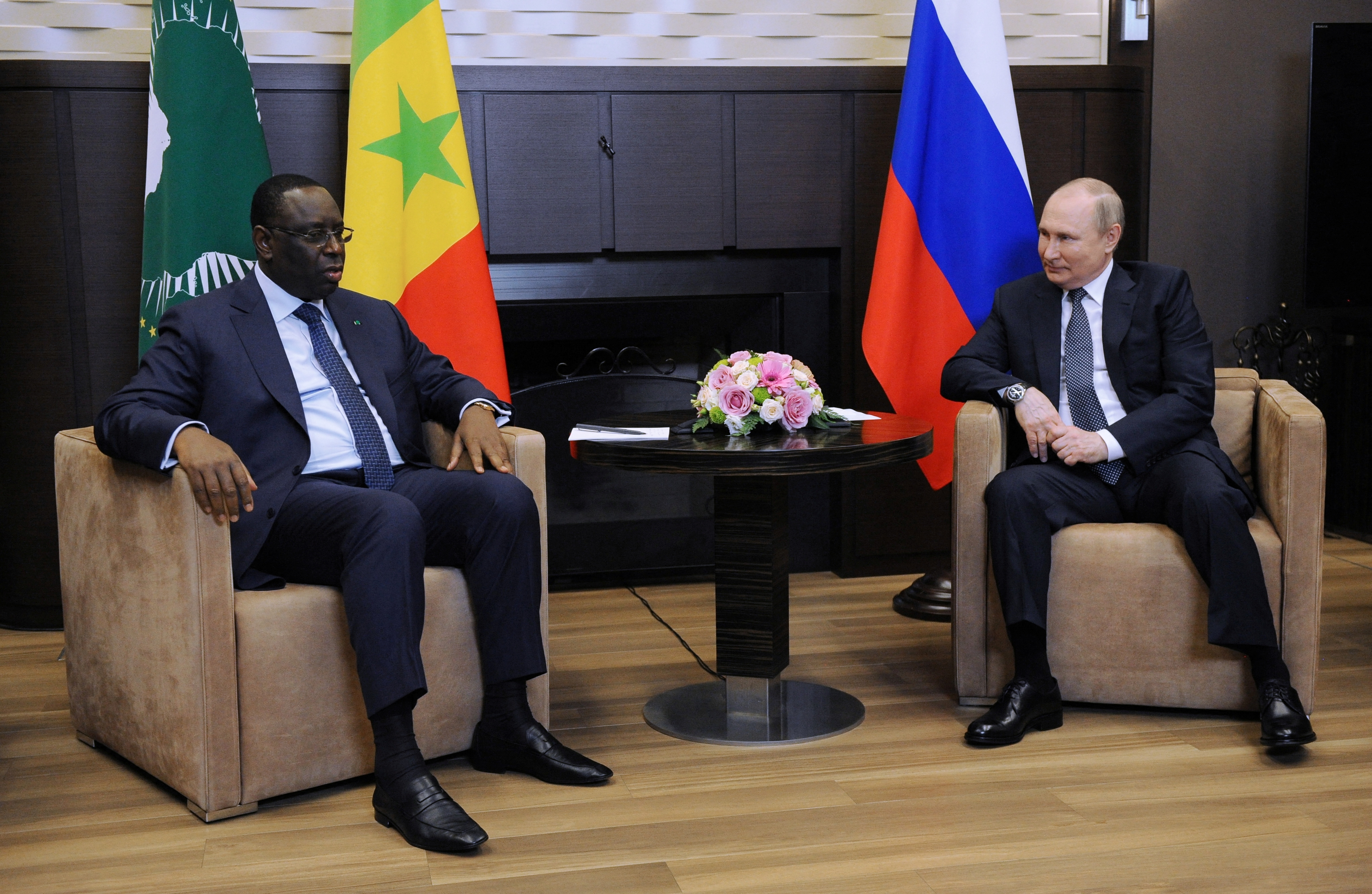 El presidente de Rusia, Vladímir Putin, asiste a una reunión con el presidente de Senegal, Macky Sall, actual presidente de la Unión Africana, en la residencia estatal de Bocharov Ruchei en Sochi, Rusia, el 3 de junio de 2022. Sputnik/Mikhail Klimentyev/Kremlin vía REUTERS