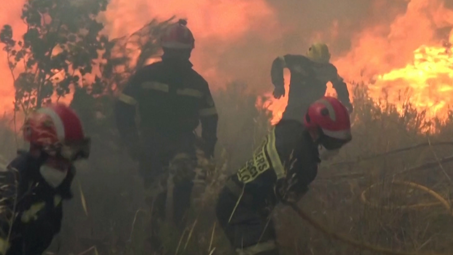 El dramático momento en que los bomberos españoles huyen del fuego mientras combaten los incendios forestales 