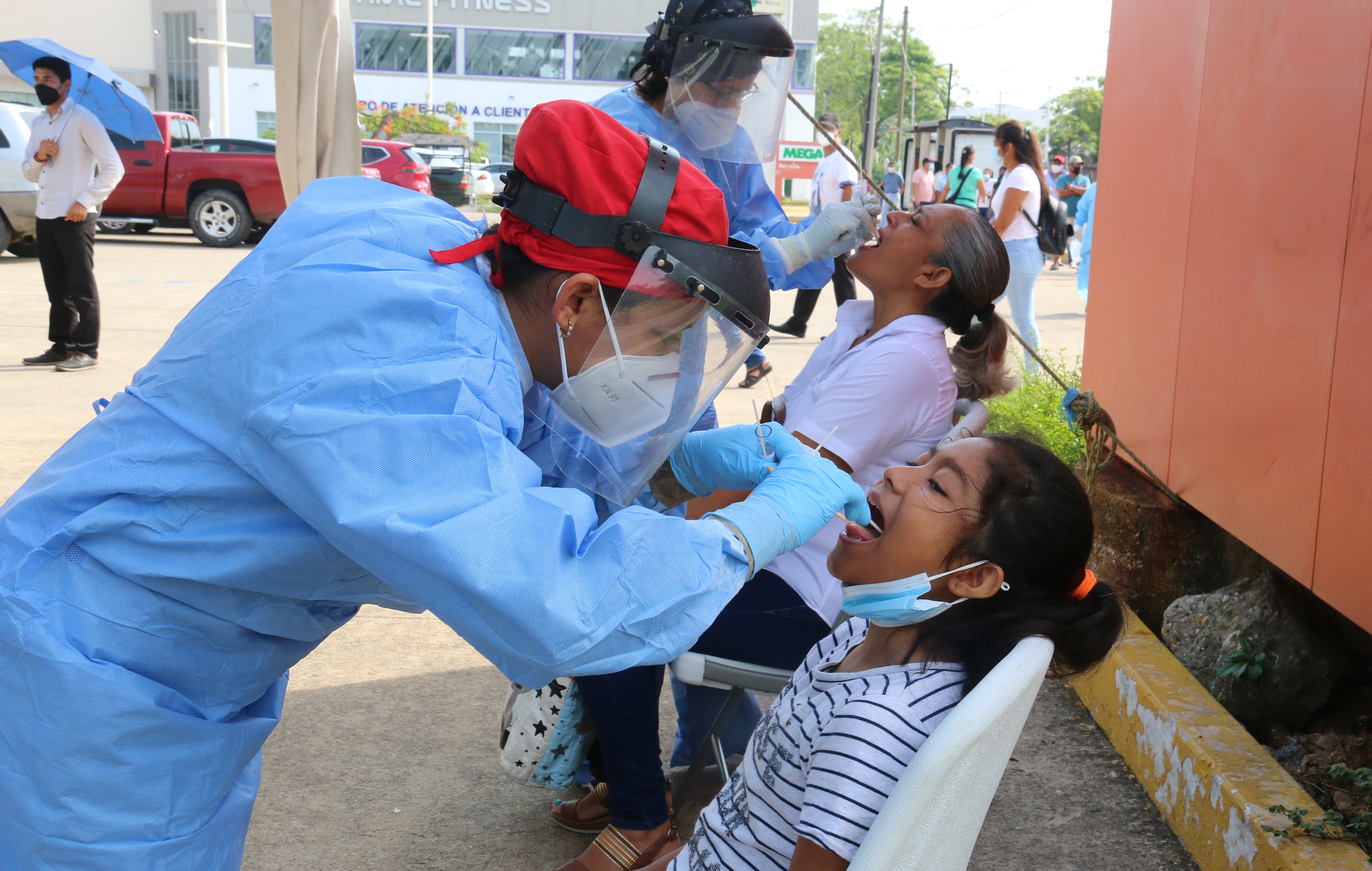 Personal del sector salud, aplica pruebas rápidas contra la covid-19, este viernes en la ciudad de Villahermosa, en el estado de Tabasco (Foto: EFE/Manuel López)

