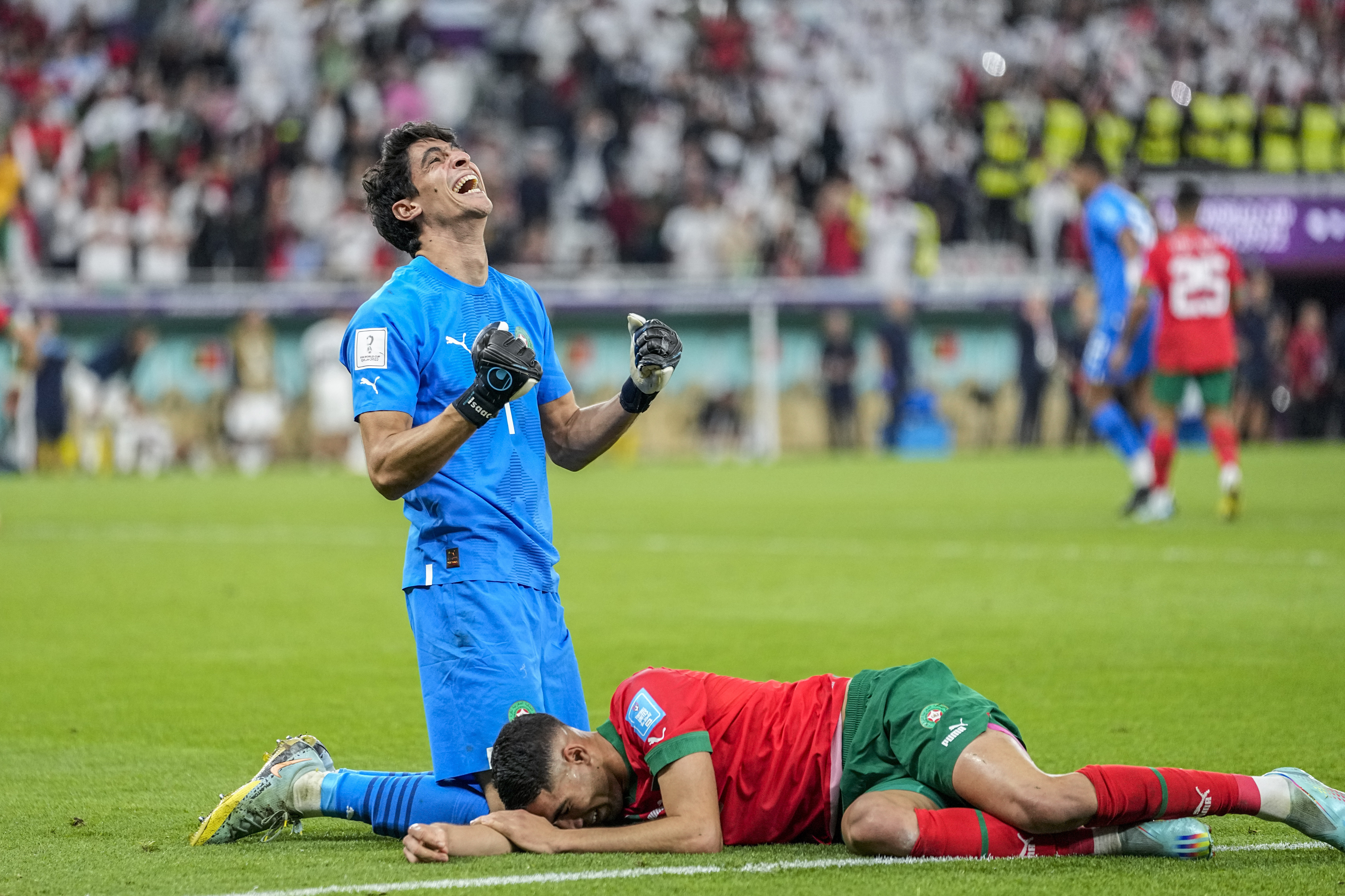 El arquero de Marruecos Yassine Bounou festeja con Achraf Hakimi la victoria sobre Portugal en los cuartos de final del Mundial 2022 (AP Foto/Ariel Schalit)