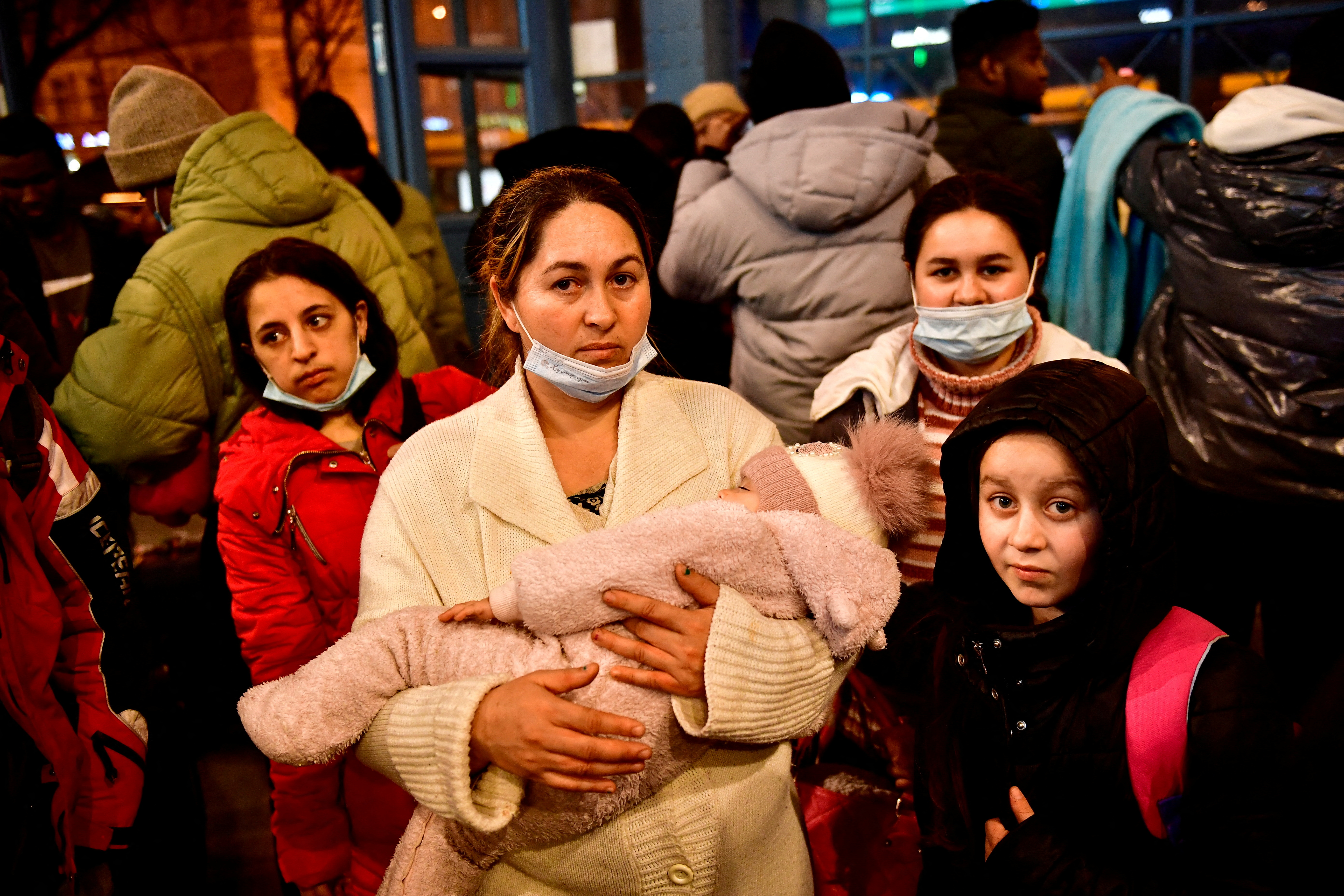 Una madre que huía con sus hijos de Ucrania se encuentra en la estación de Nyugati, en Budapest, Hungría. (REUTERS/Marton Monus)