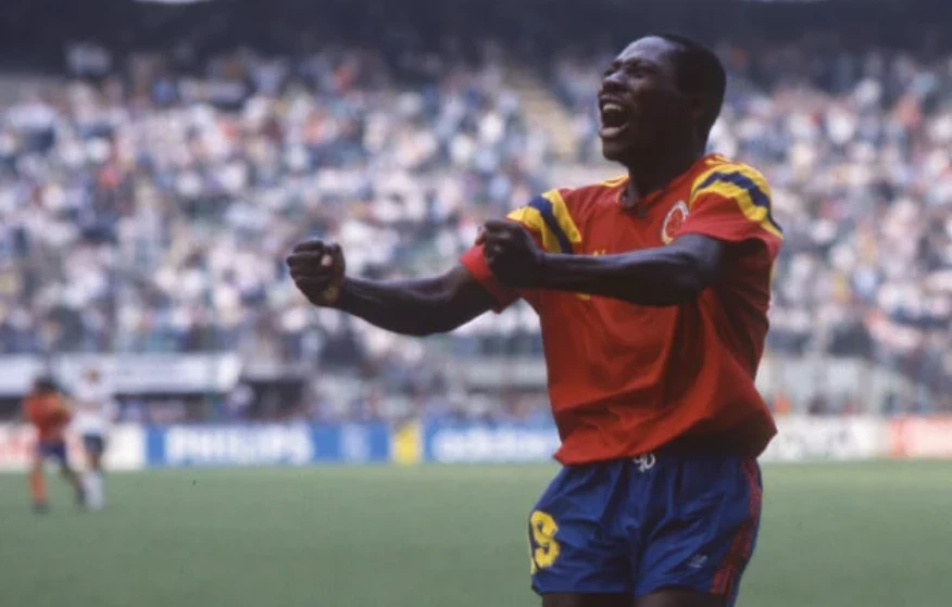 Freddy Rincón y su mítico gol al 90 ante Alemania en el Mundial de Italia 1990. Foto: AFP