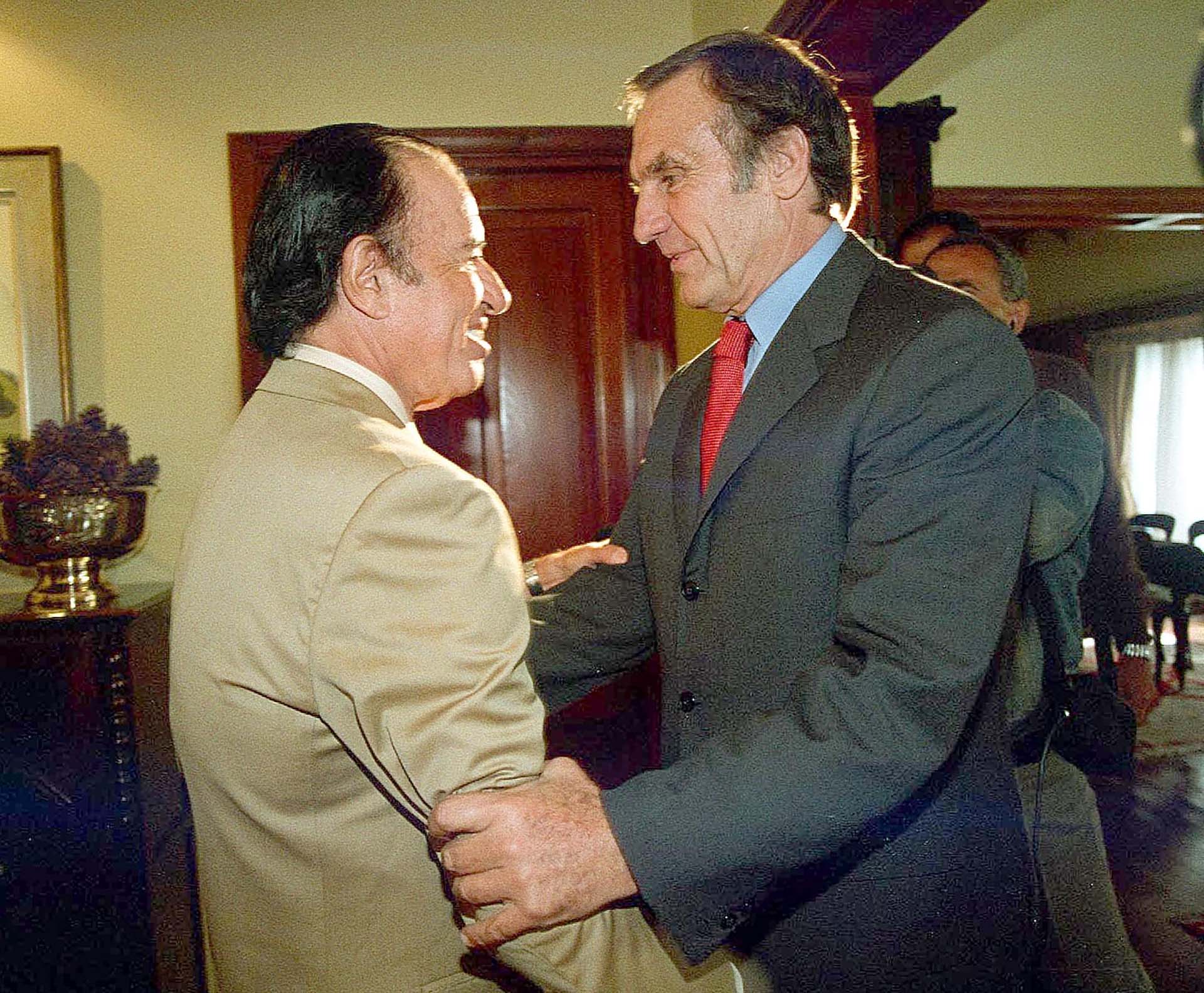 El gobernador de Santa Fe, Carlos Reutemann, recibió al por ese entonces candidato justicialista, Carlos Menem, quien aspiraba a regresar a la presidencia