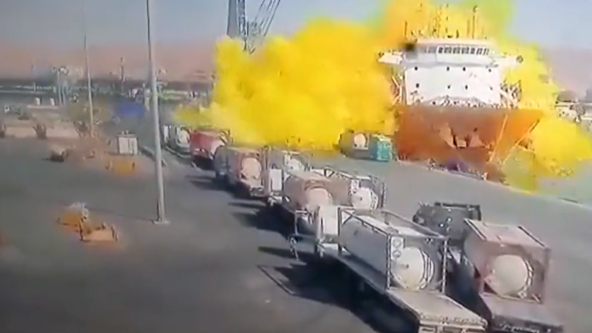 La explosión provocó una enorme nube de un intenso color amarillo