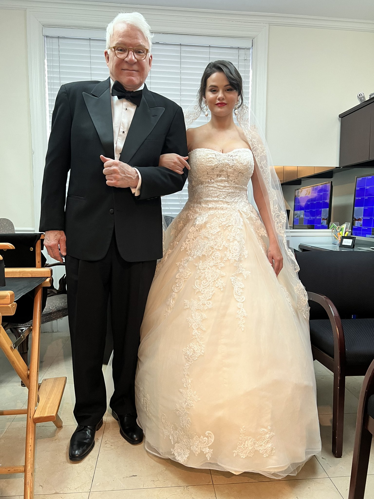 "Adivinen lo que pasó", publicó Steve Martin en esta foto con Selena Gomez vestida de novia, por las grabaciones de "Only Murders in the Building", tercera temporada. (Steve Martin Twitter)