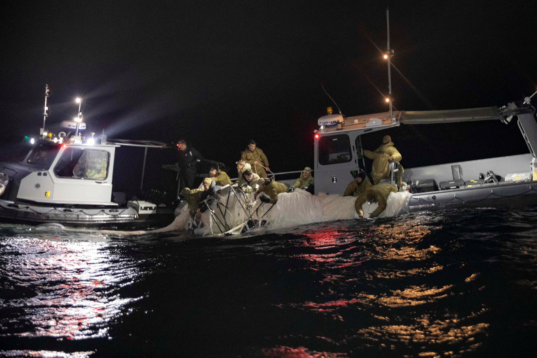 Armada de EEUU en la tarea de recuperación de los restos del globo espía. Fleet Forces/U.S. Navy photo/Handout via REUTERS