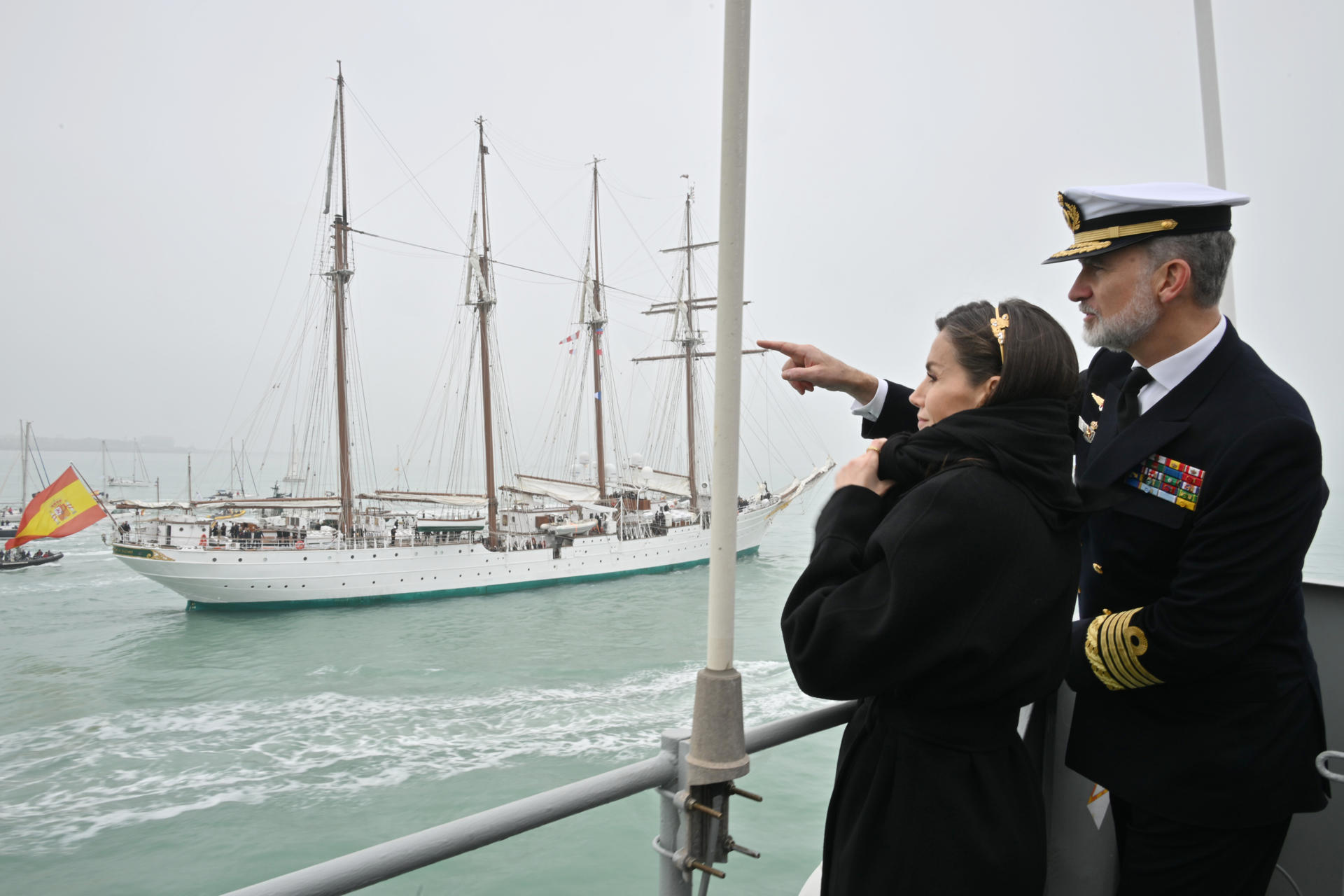 Lo que no se vio en el adiós de Leonor a bordo de Elcano: las lágrimas de  Letizia, el momentazo de Felipe VI y el 'privilegio' de la princesa -  Infobae