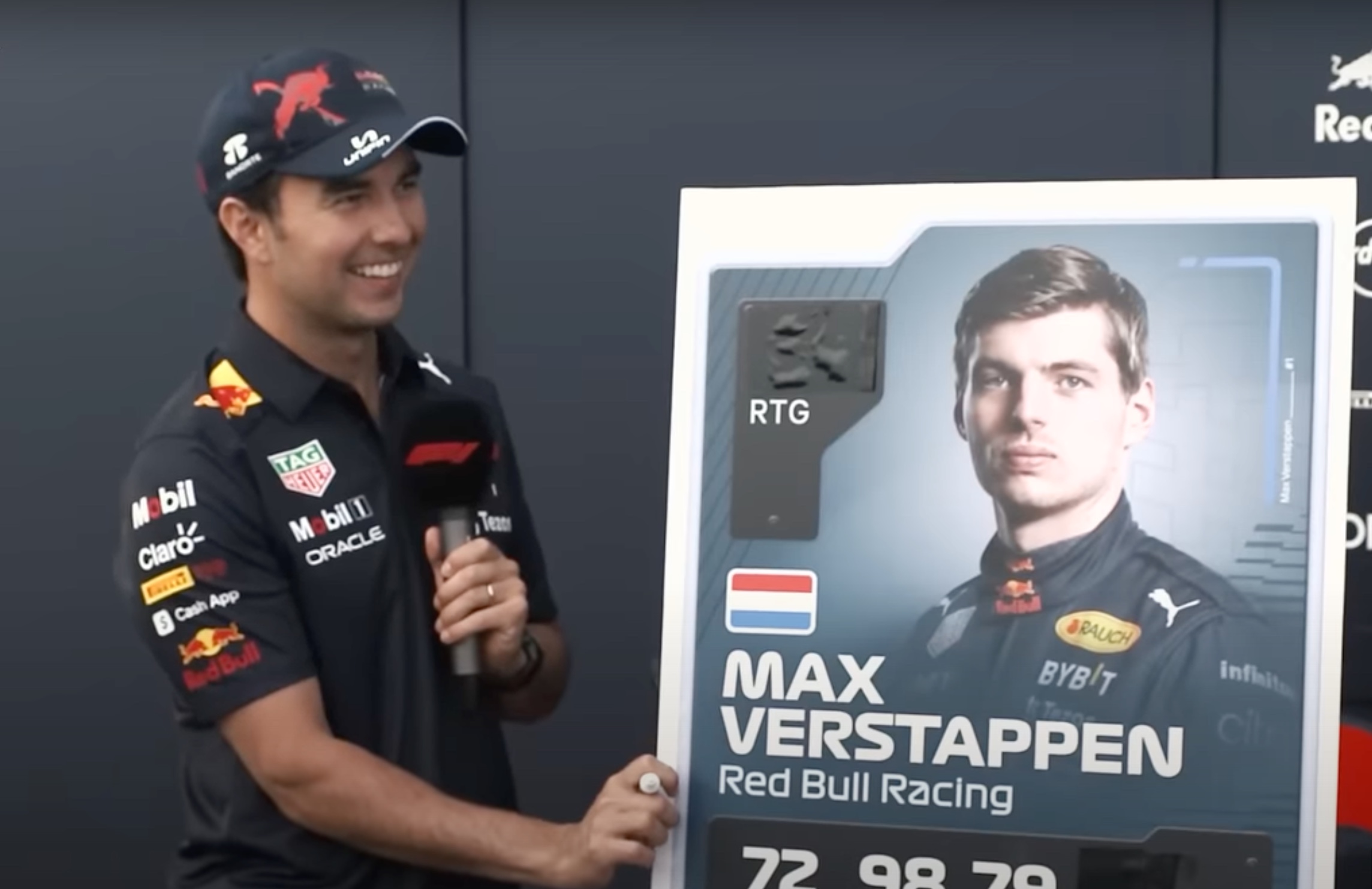 Checo Pérez evaluando a Max Verstappen en juego de la Fórmula 1 (Foto: Youtube/Formula 1)