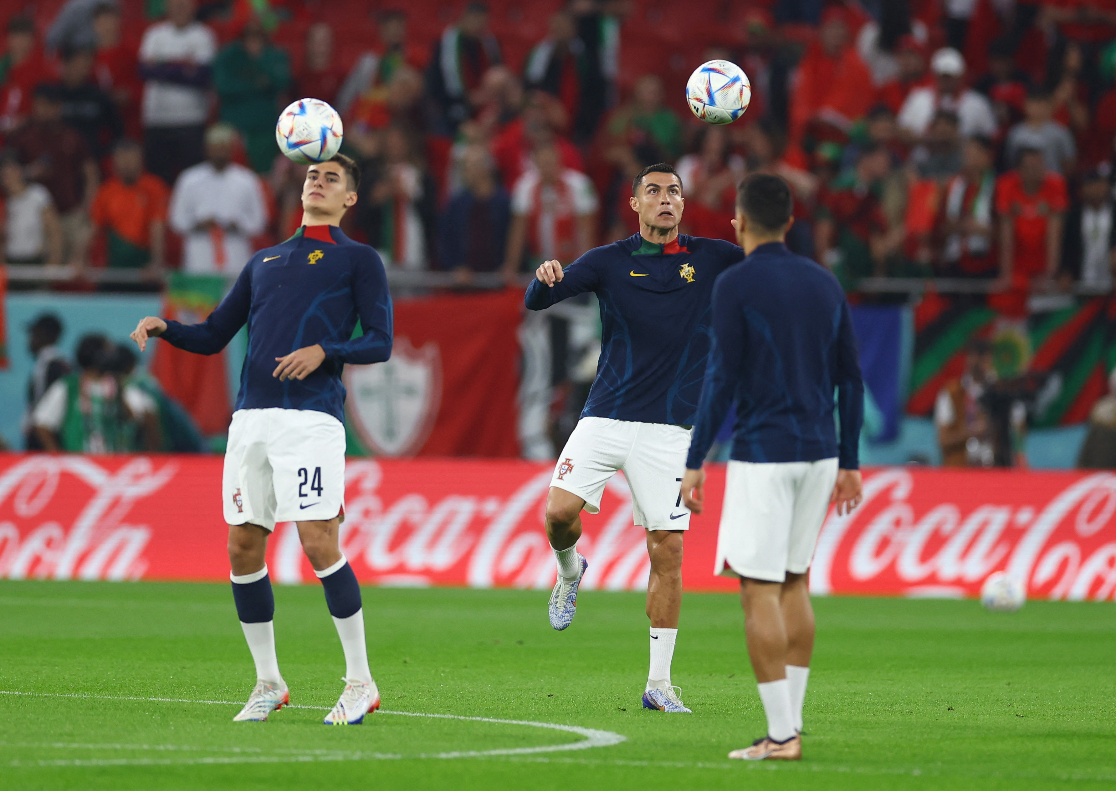 Cristiano Ronaldo realizando movimientos pre competitivos en el campo de juego (REUTERS/Kai Pfaffenbach)