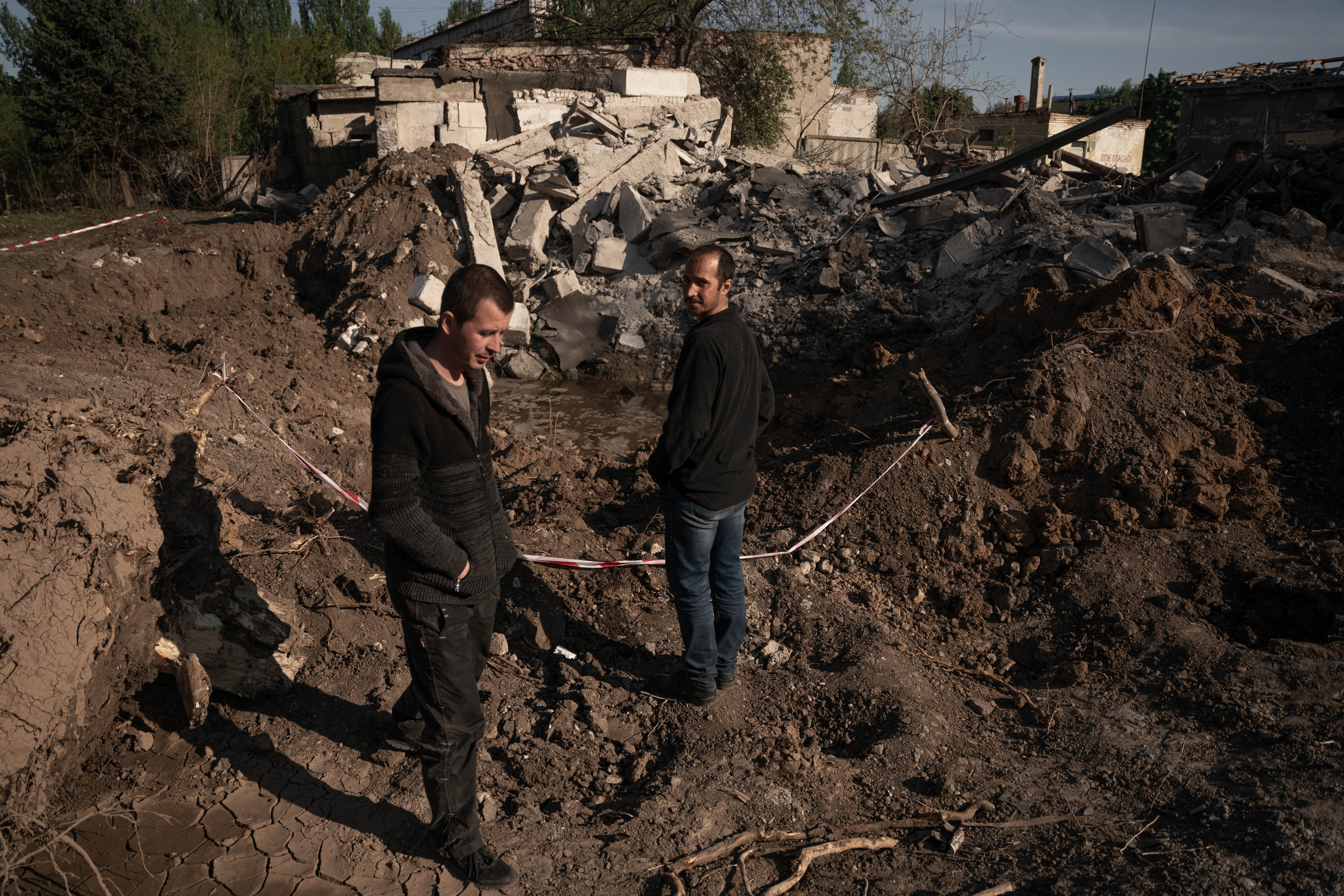 Oleksandr Drogalo (izquierda) y un vecino del edificio que un misil ruso destruyó hace unos días. (Foto: Franco Fafasuli)