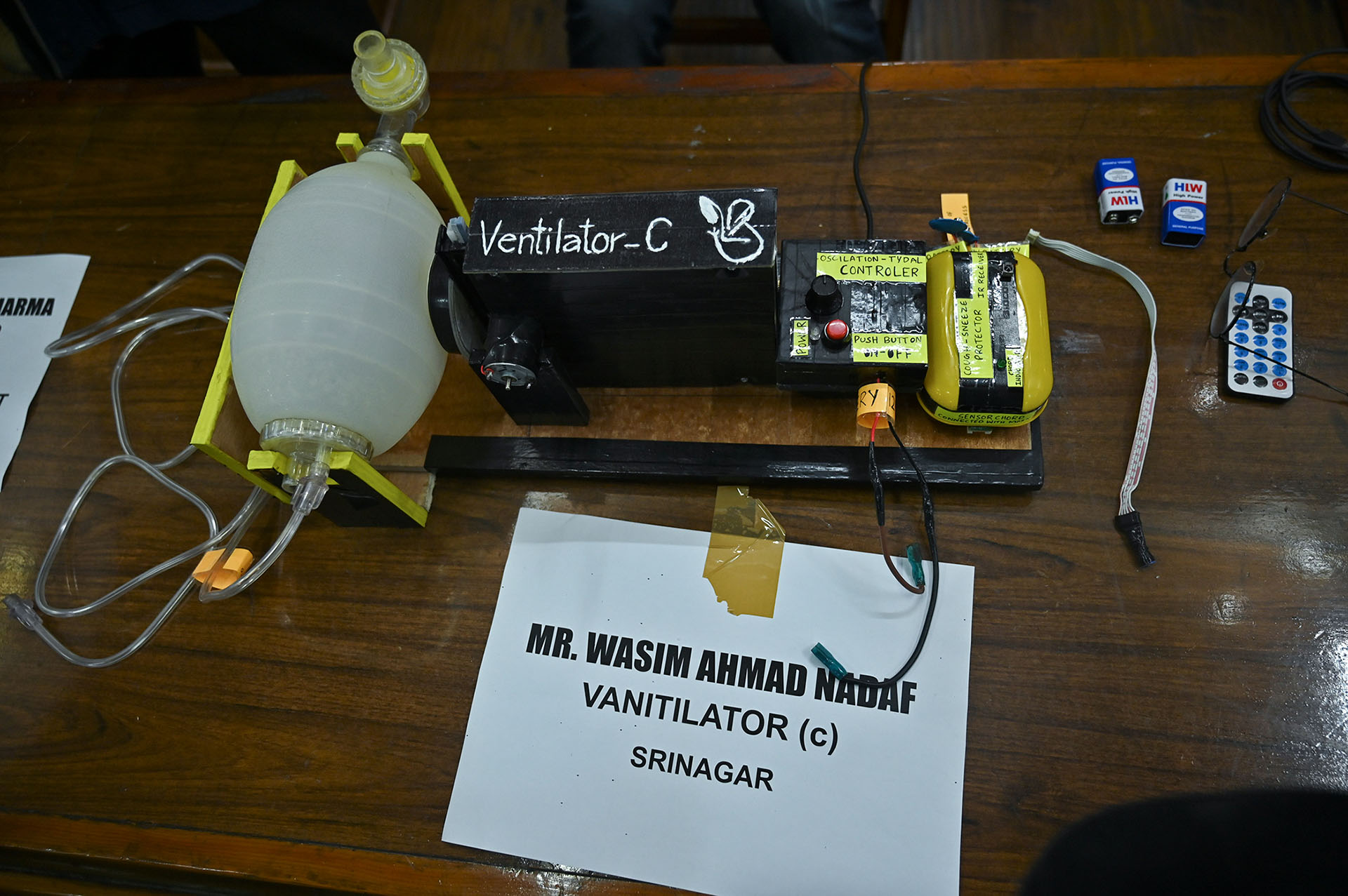 Un prototipo de ventilador expuesto durante el