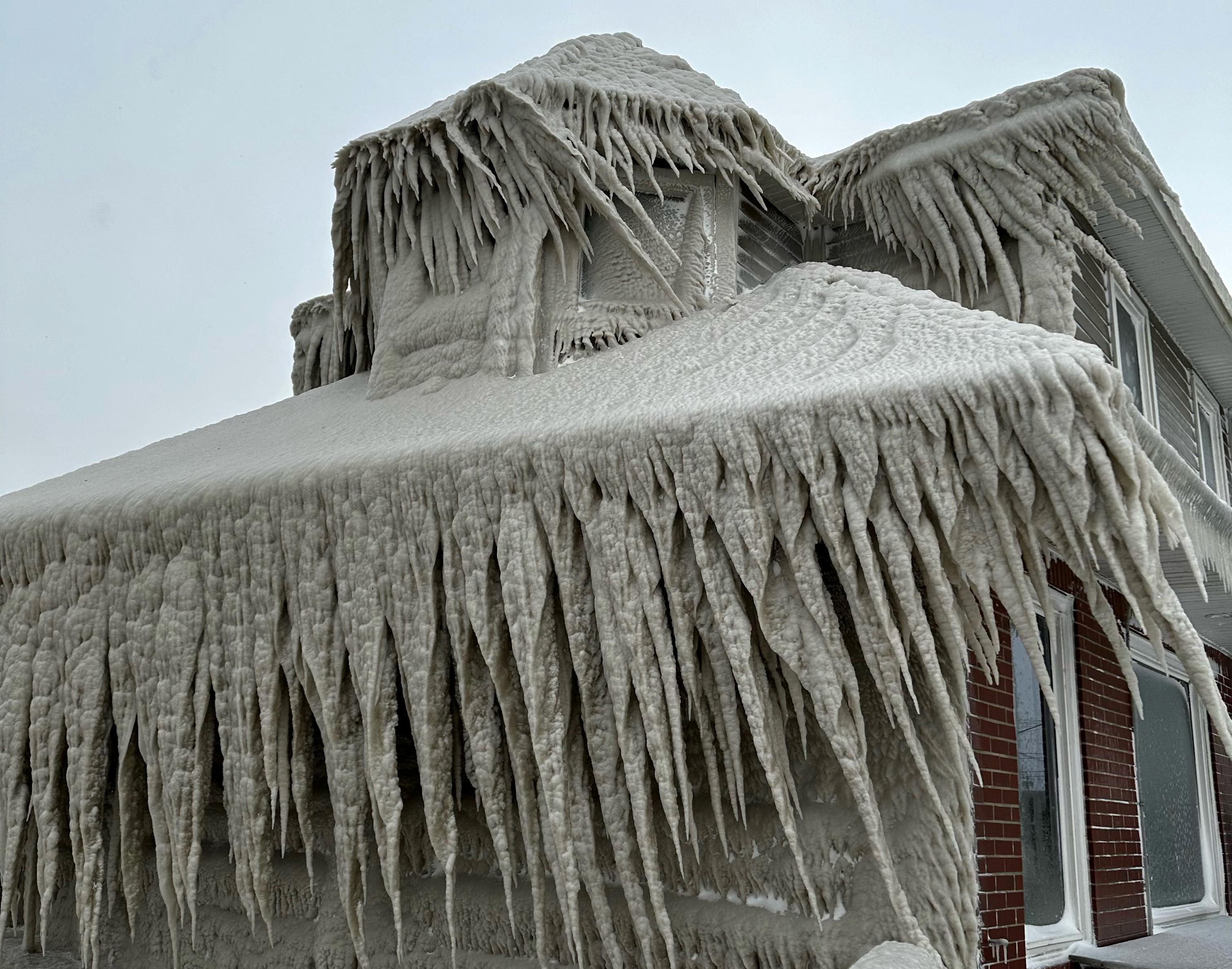 El restaurante Hoak's está cubierto de hielo por el rocío de las olas del lago Erie durante una tormenta invernal que azotó la región de Buffalo en Hamburgo, Nueva York, Estados Unidos 24 de diciembre de 2022