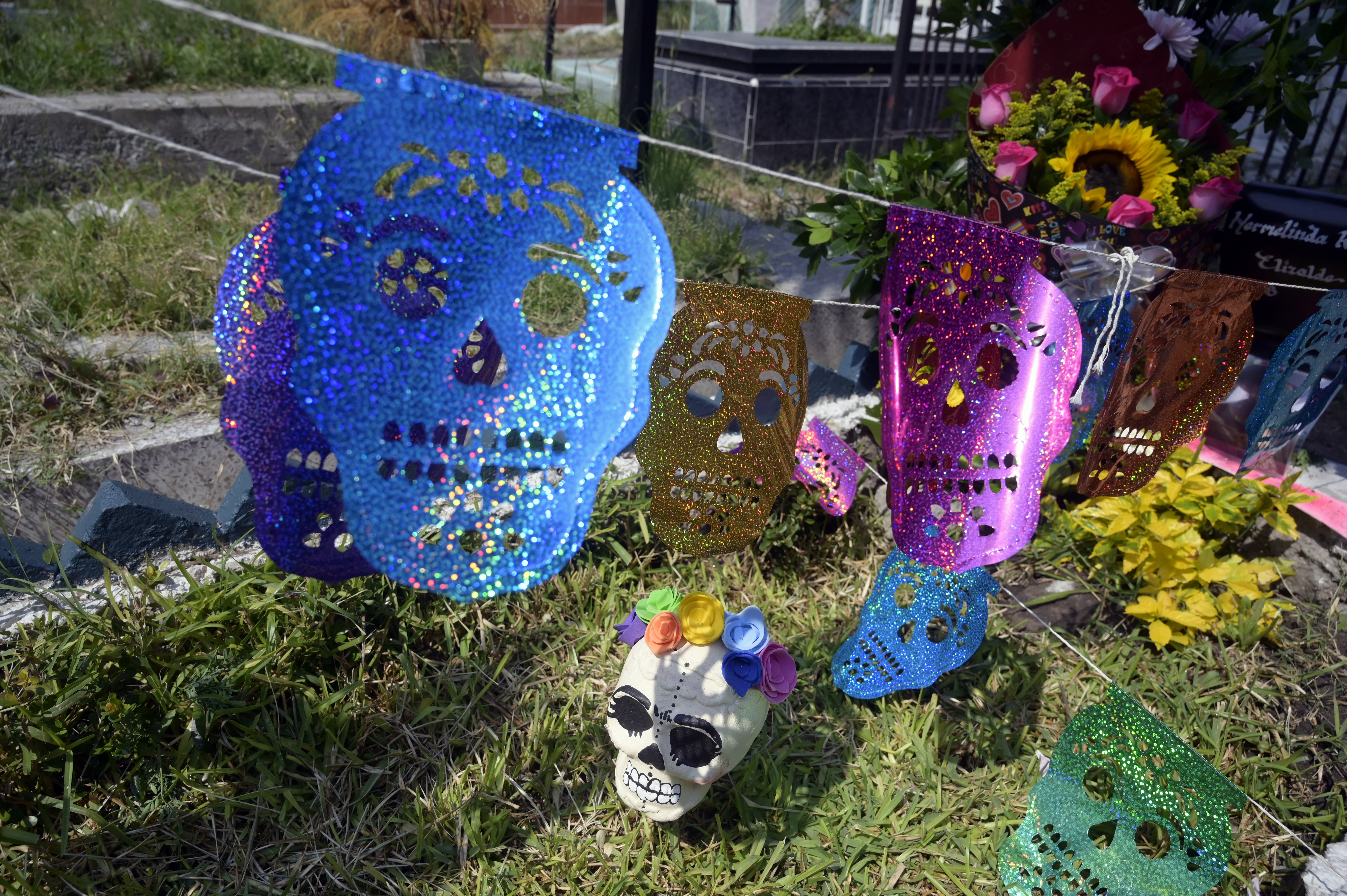 Vista de la tumba decorada antes del Día de Muertos en el Panteón San José, en la Ciudad de México el 28 de octubre de 2020.