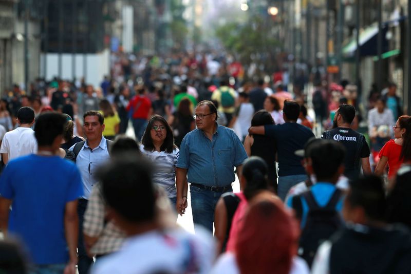 FOTO DE ARCHIVO. La gente camina en una calle peatonal cerca de la Plaza del Zócalo, en Ciudad de México, México. 22 de marzo de 2020. REUTERS/Henry Romero
