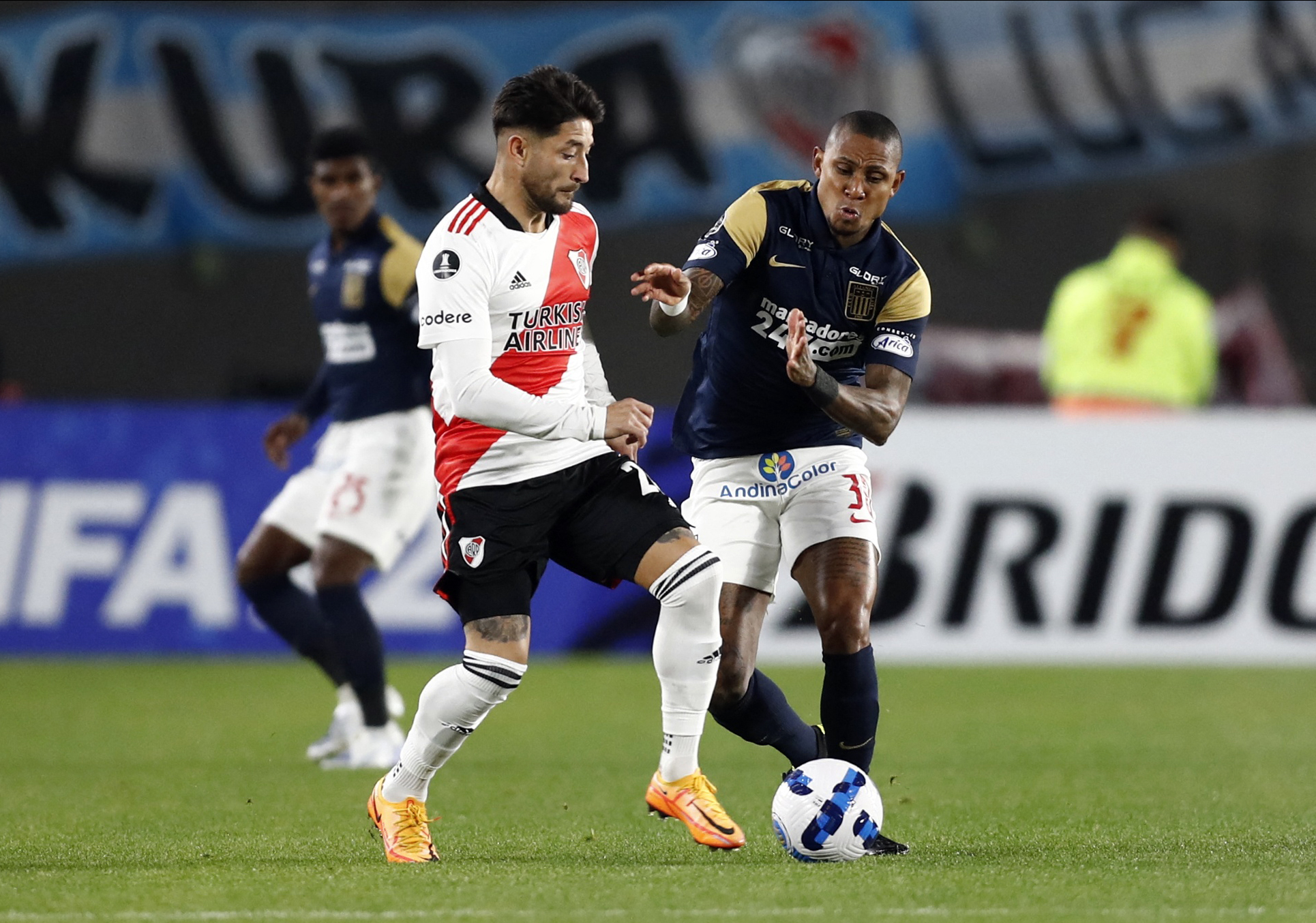 Milton Casco enfrenta la marca de Arley Rodriguez durante el partido entre River Plate y Alianaz Lima. El defensor argentino fue reemplazado a los 18' por lesión (REUTERS/Agustin Marcarian)