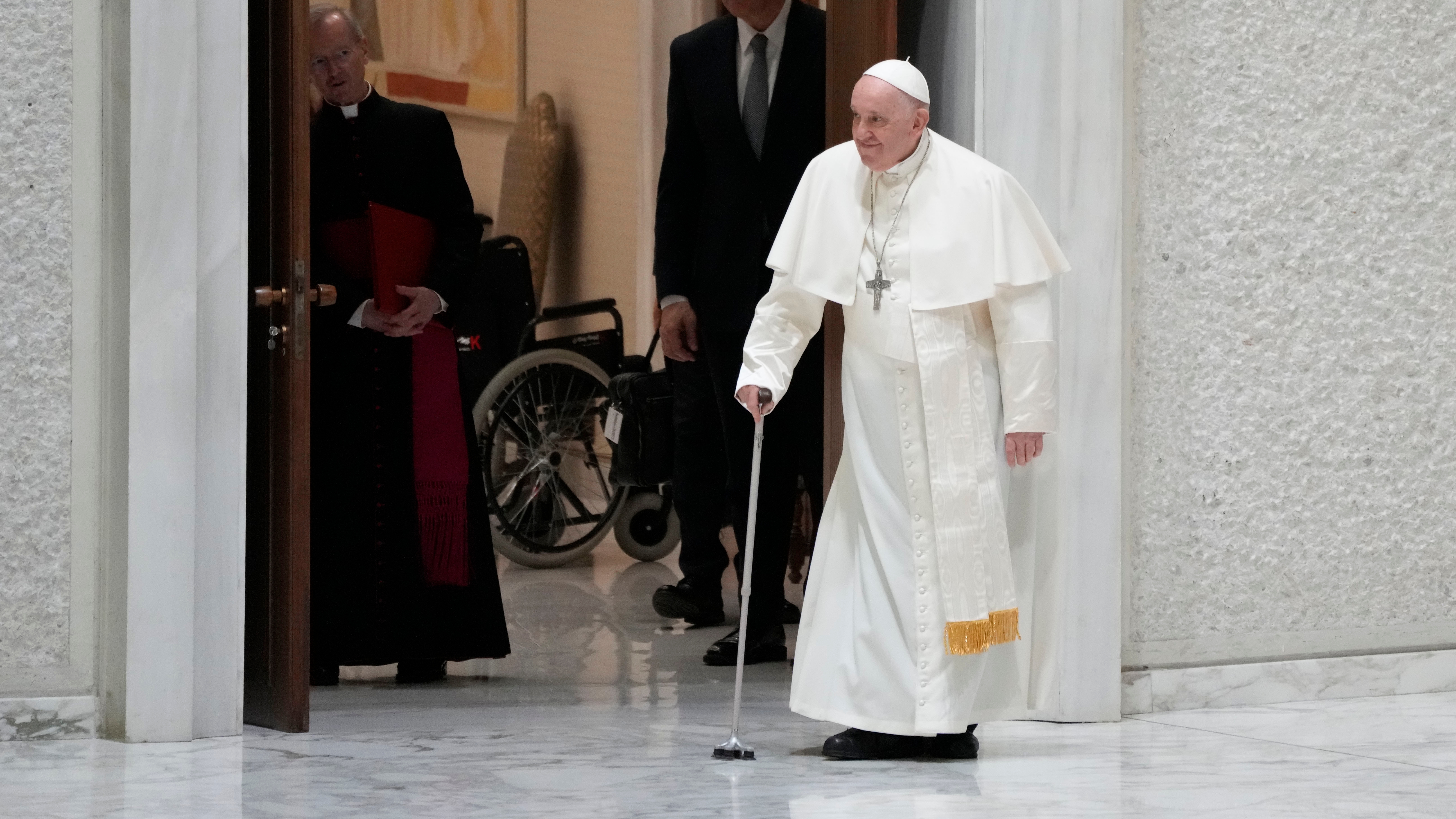En varias entrevistas concedidas en los últimos meses, el papa ha hablado de la posibilidad de renunciar, tal como lo hizo en 2013 su predecesor, Benedicto XVI, fallecido a finales de 2022. (AP)