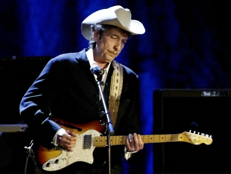 Imagen de archivo de Bob Dylan durante una presentación en el Wiltern Theatre en Los Ángeles, EEUU, Mayo 5, 2004. (REUTERS/Rob Galbraith/archivo)