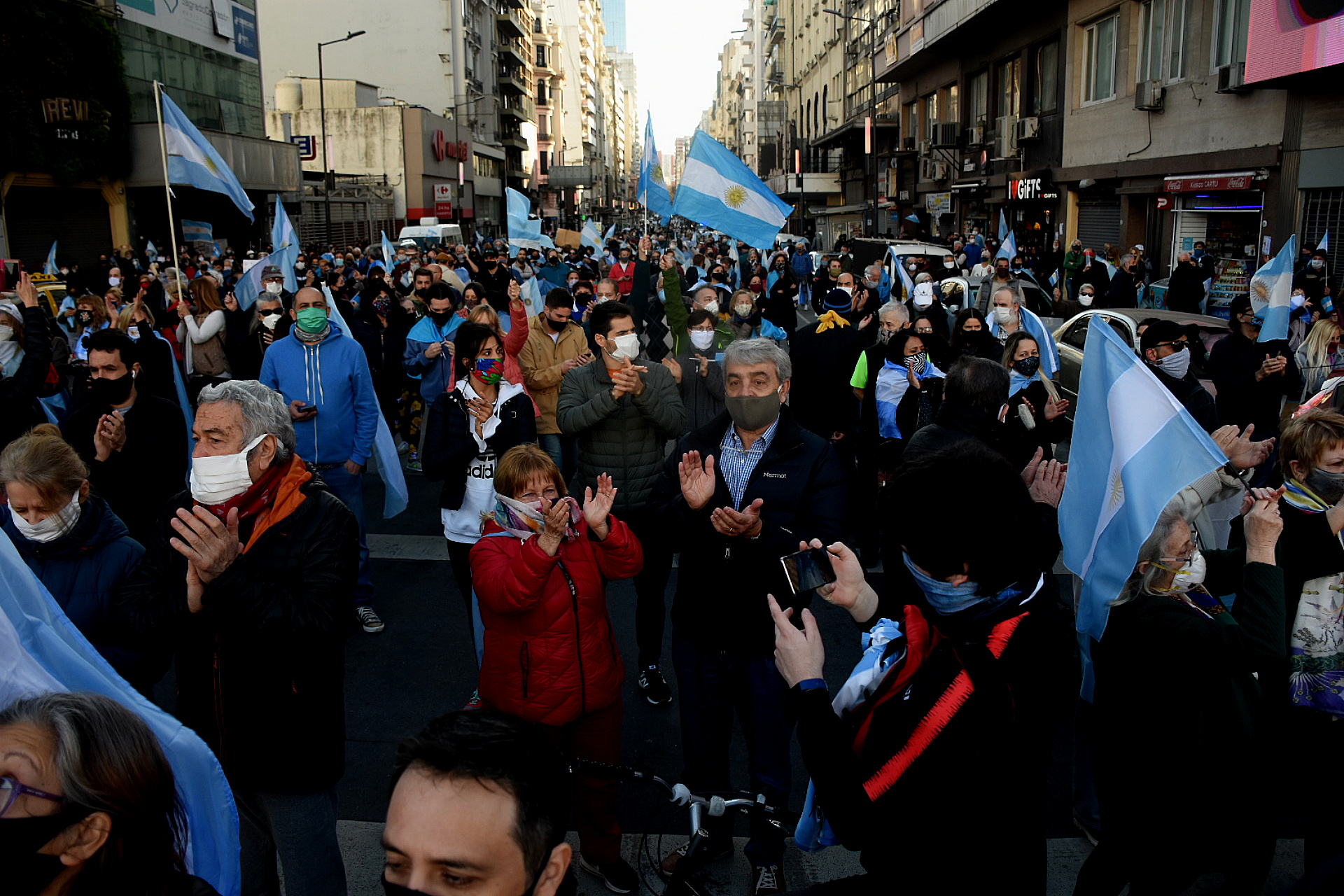 En las inmediaciones del Obelisco porteño, las personas no pudieron mantener la distancia social recomendada de dos metros.