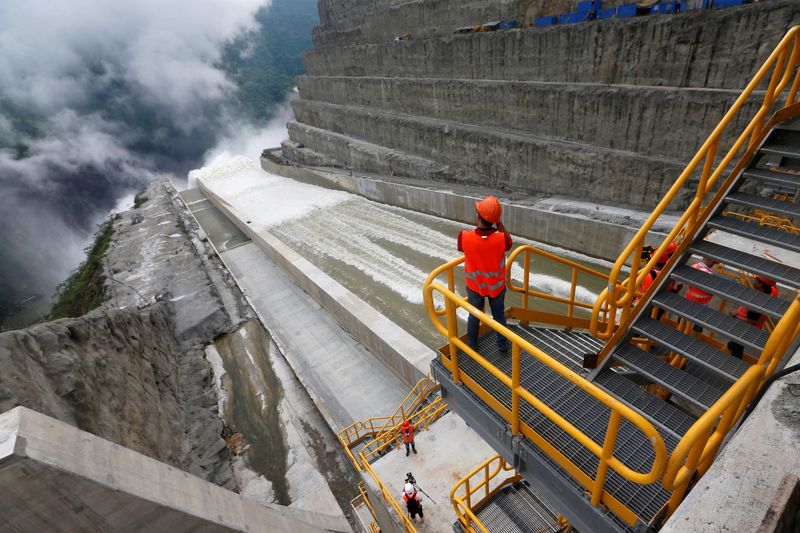 Foto de archivo. Trabajadores participan en la construcción de la central hidroeléctrica Hidroituango en Ituango, Colombia, 5 de abril, 2019. REUTERS/Luisa González