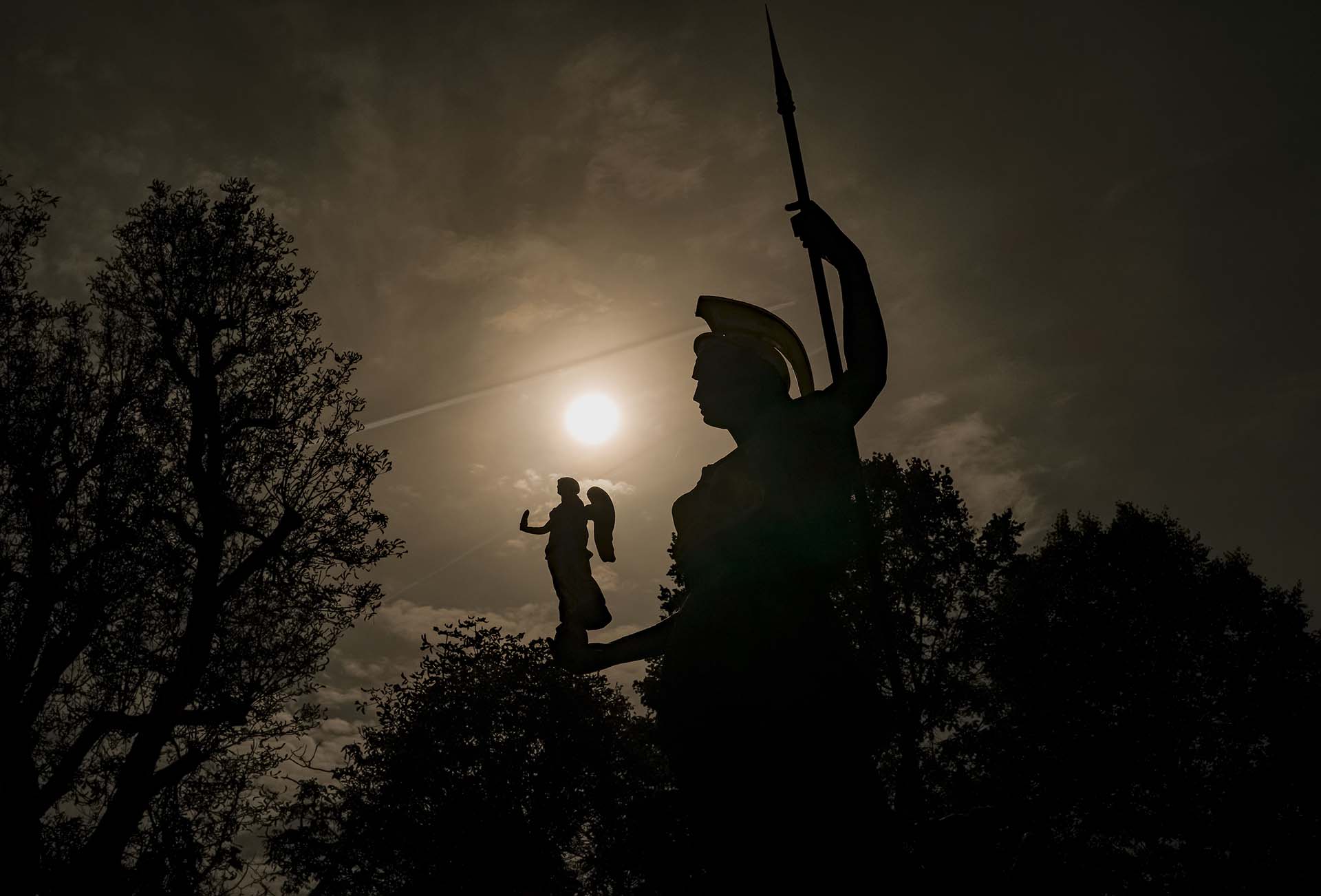 Una estatua de la diosa Minerva es observada por el sol durante un eclipse solar parcial en Bucarest, Rumanía (AP Photo/Vadim Ghirda)