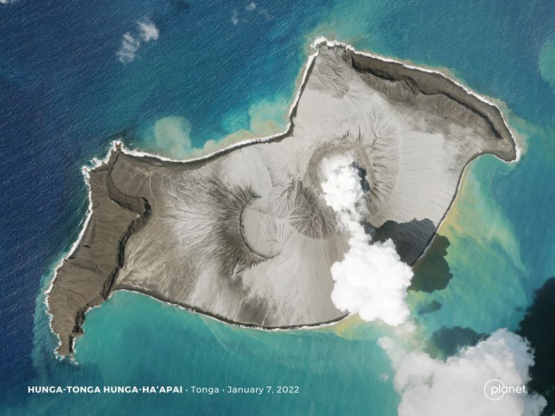 Debido a la erupción volcánica submarina, la isla se encuentra incomunicada (Foto: Planet Labs PBC/vía REUTERS)