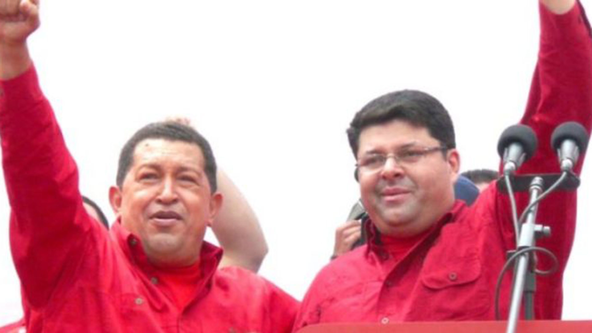 Hugo Cabezas en una imagen con Hugo Chávez (Monitoreamos/Archivo)