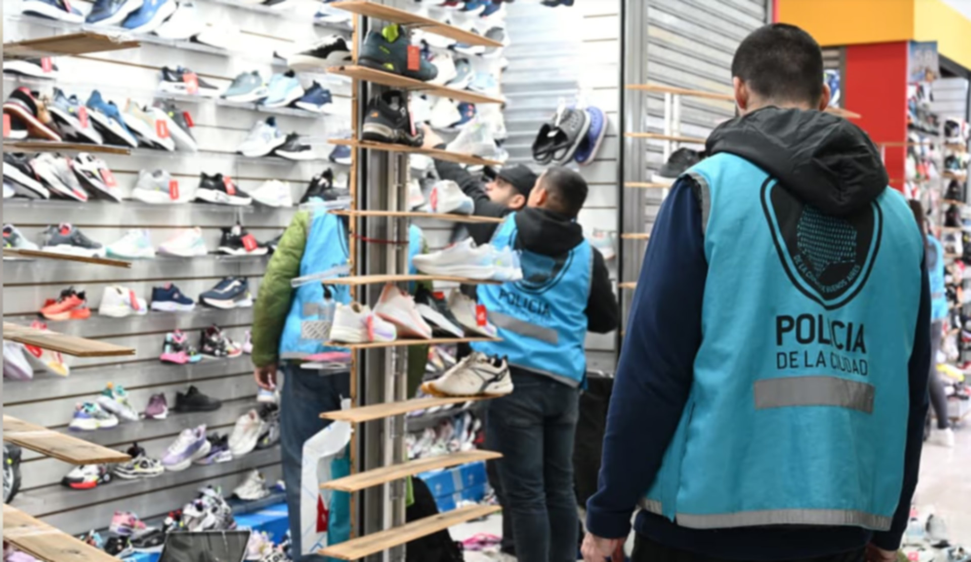 Incautaron m&aacute;s de 2.700 pares de zapatillas de contrabando en una galer&iacute;a del barrio de Retiro