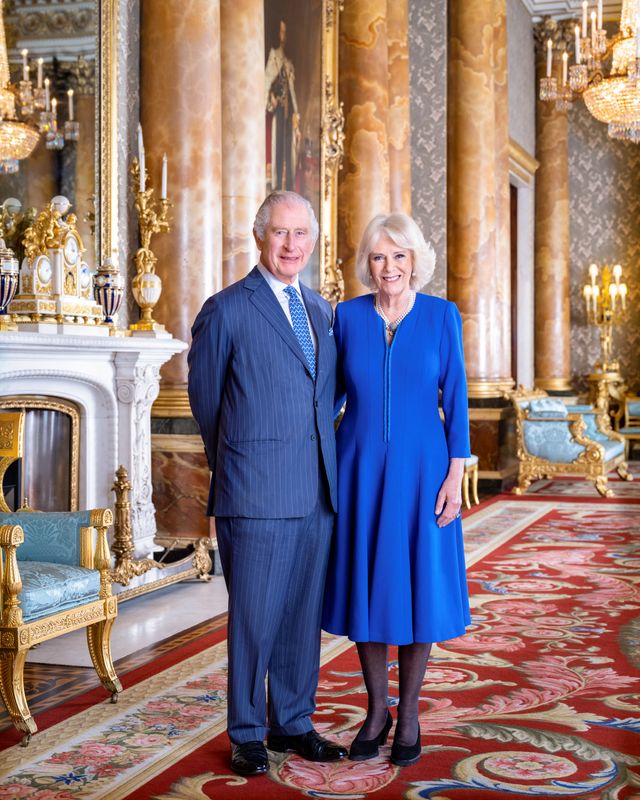 El Rey Carlos III y Camilla, la Reina Consorte tomada por Hugo Burnand en el Salón Azul del Palacio de Buckingham, Londres, Gran Bretaña publicada el 28 de abril de 2023. Hugo Burnand/Casa Real 2023/Handout via REUTERS