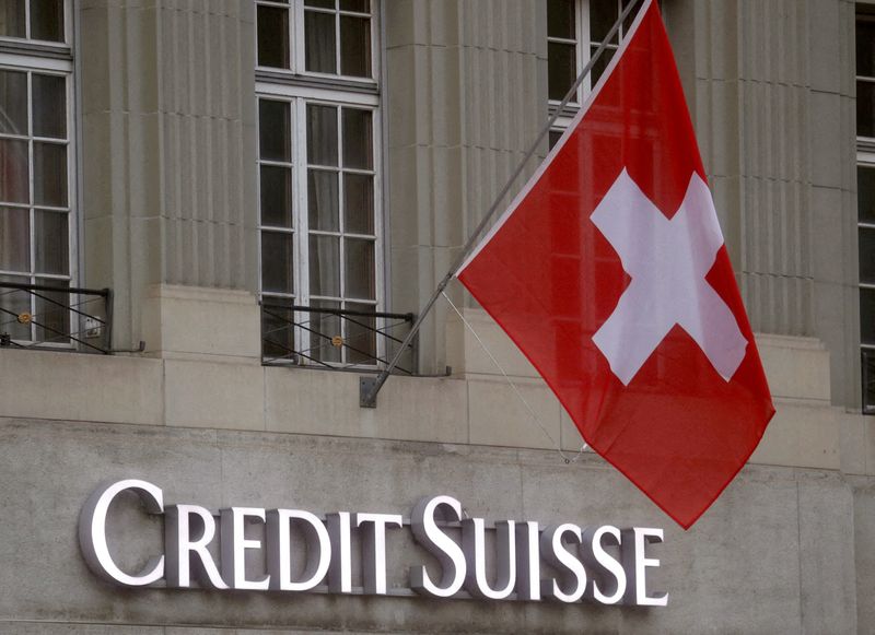 Foto de archivo de la bandera nacional de Suiza ondeando sobre un logotipo del banco Credit Suisse en Berna (REUTERS/Arnd Wiegmann)