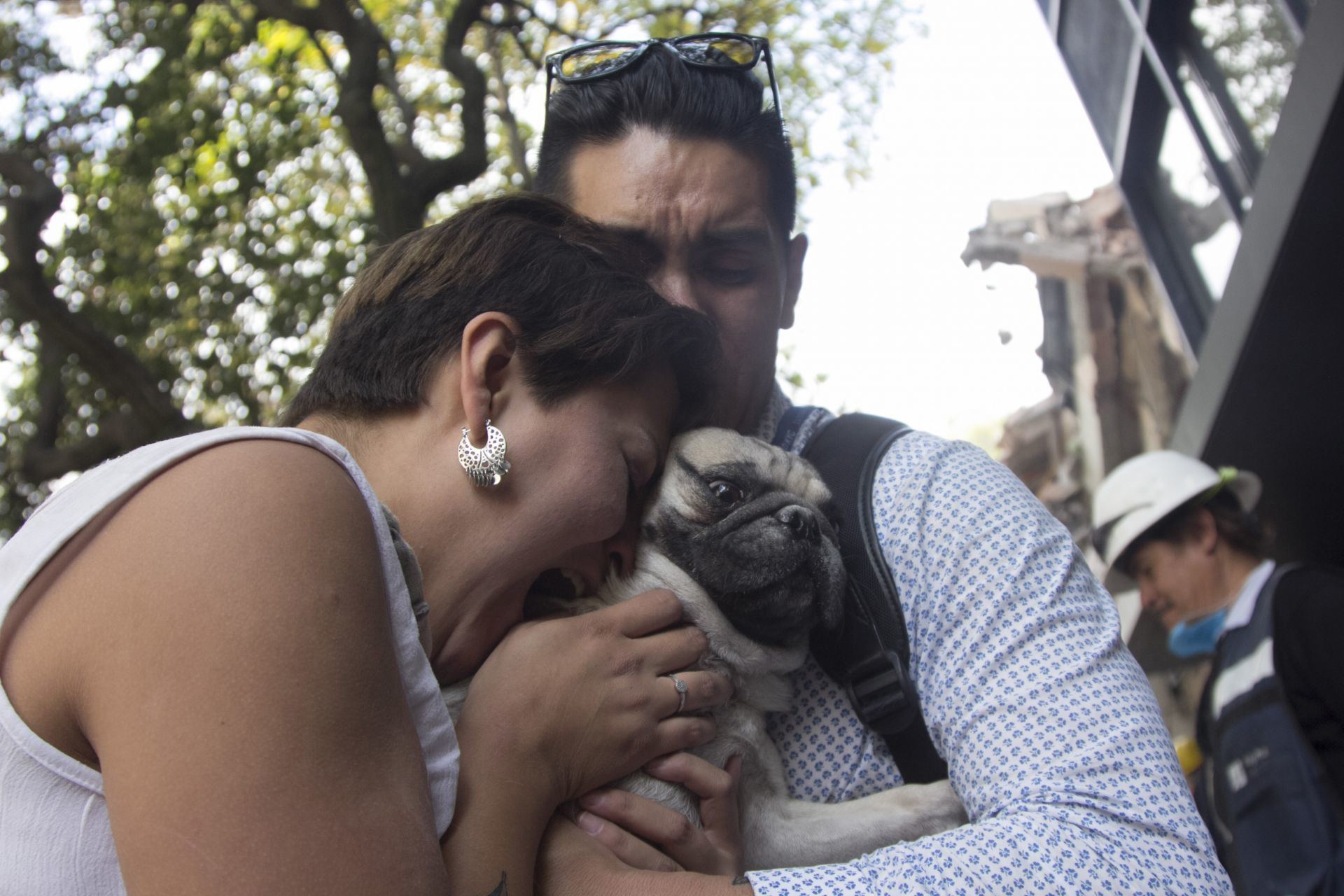CIUDAD DE MÉXICO, 19SEPTIEMBRE2017.- Aspectos del edificio colapsado en las calles de Laredo y Amsterdam en la colonia Condesa debido al terremoto de 7.1 grados Richter, con epicentro en Puebla. Una mujer llora tras que su perrita fuese rescatada. FOTO: GALO CAÑAS /CUARTOSCURO.COM