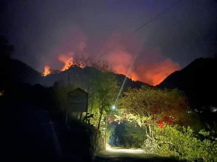 Debido a las emisiones desprendidas por el icendio en la Sierra de Santiago, se emitó la séptima alerta ambiental en Nuevo León en lo que va del año (Foto: Twitter@nelvaldez)