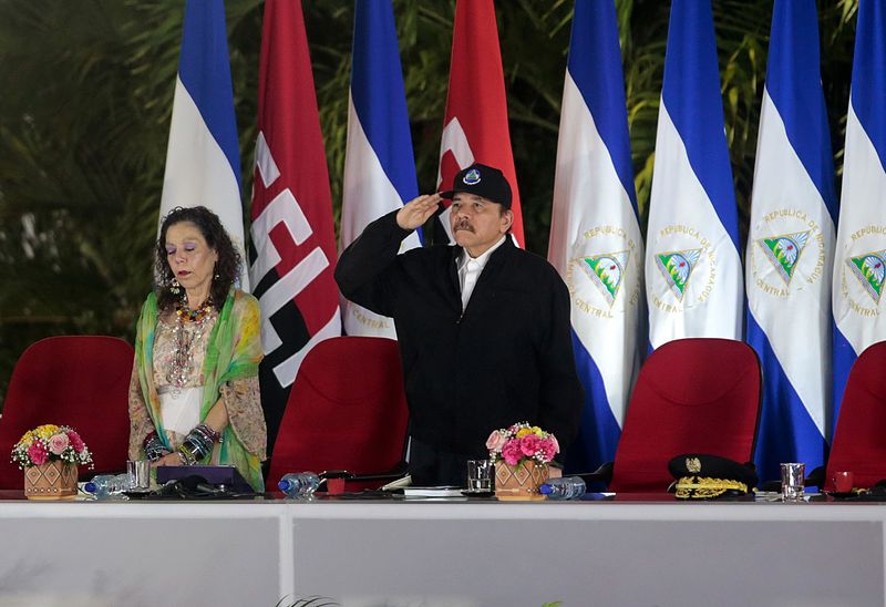 FOTO DE ARCHIVO. El presidente de Nicaragua, Daniel Ortega, saluda a los soldados durante el juramento del comandante en jefe del ejército nicaragüense, el general Julio César, en la plaza de la Revolución en Managua, Nicaragua 21 de febrero de 2020. REUTERS/Oswaldo Rivas