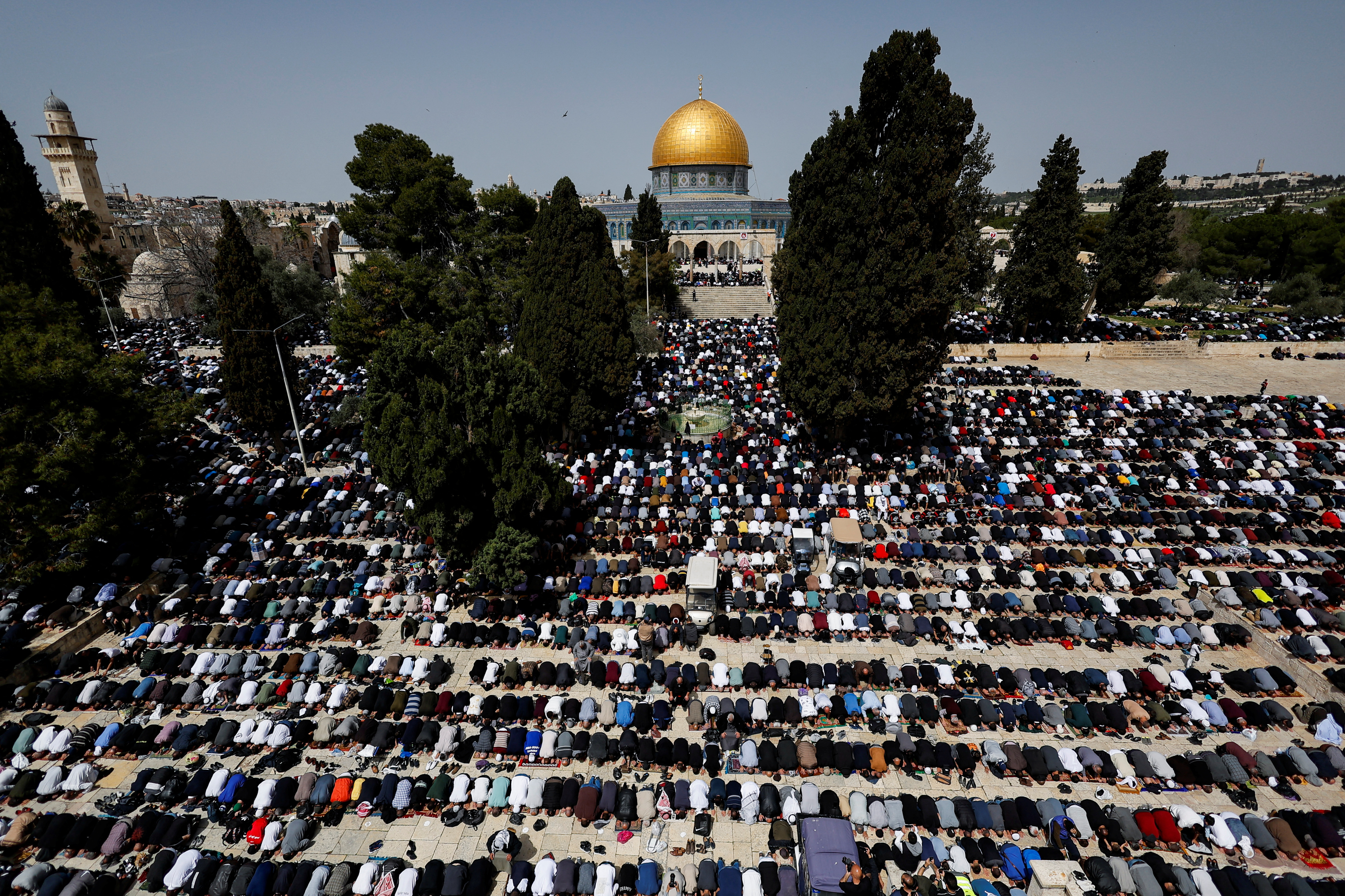 Los fieles rezan el primer viernes del mes sagrado musulmán del Ramadán, frente a la Cúpula de la Roca, en el recinto conocido por los musulmanes como el Noble Santuario y por los judíos como el Monte del Templo, en la Ciudad Vieja de Jerusalén, 24 de marzo de 2023 REUTERS/Ammar Awad