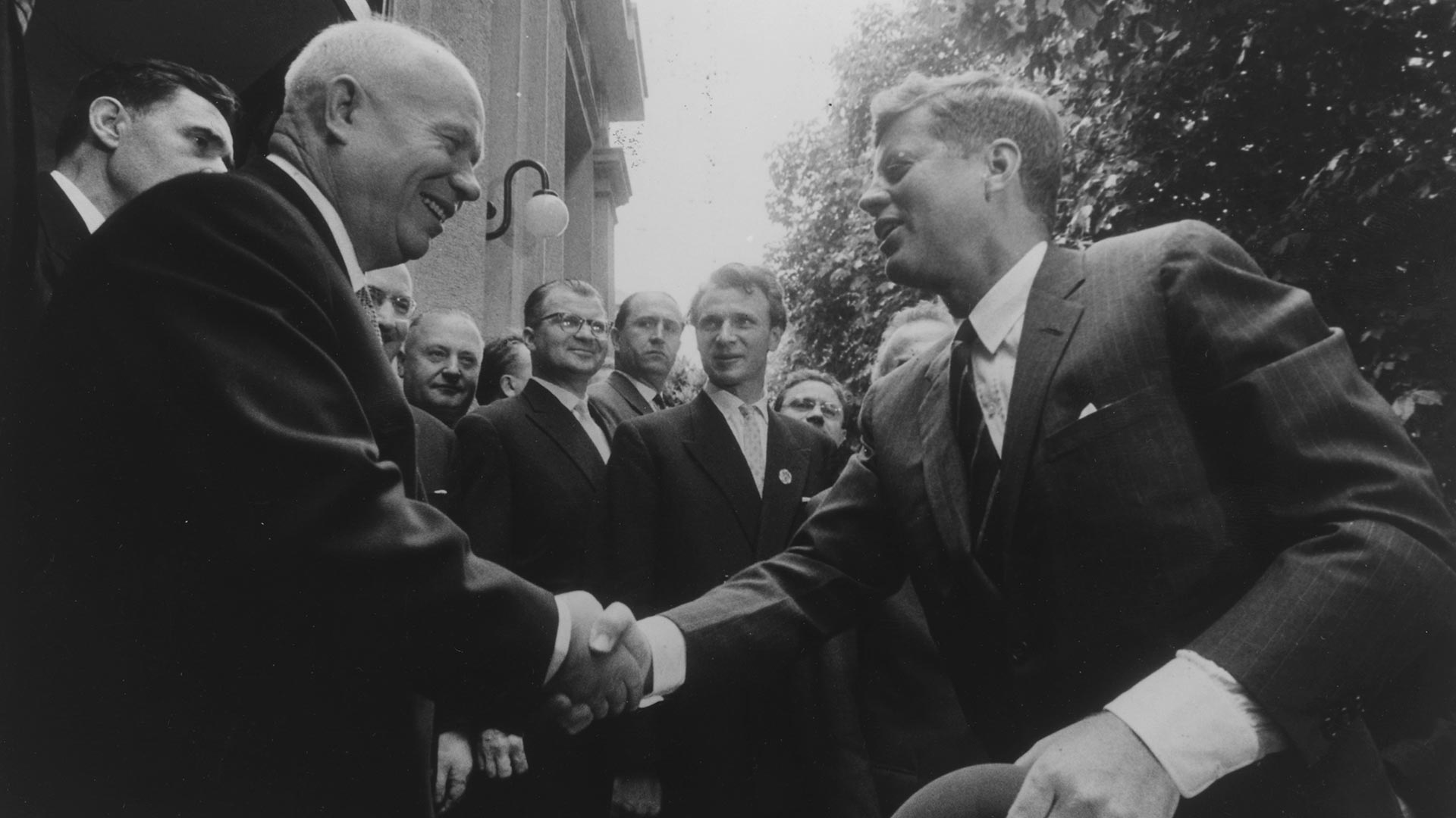 Los presidentes John Kennedy y Nikita Kruschev estrechan sus manos en Viena