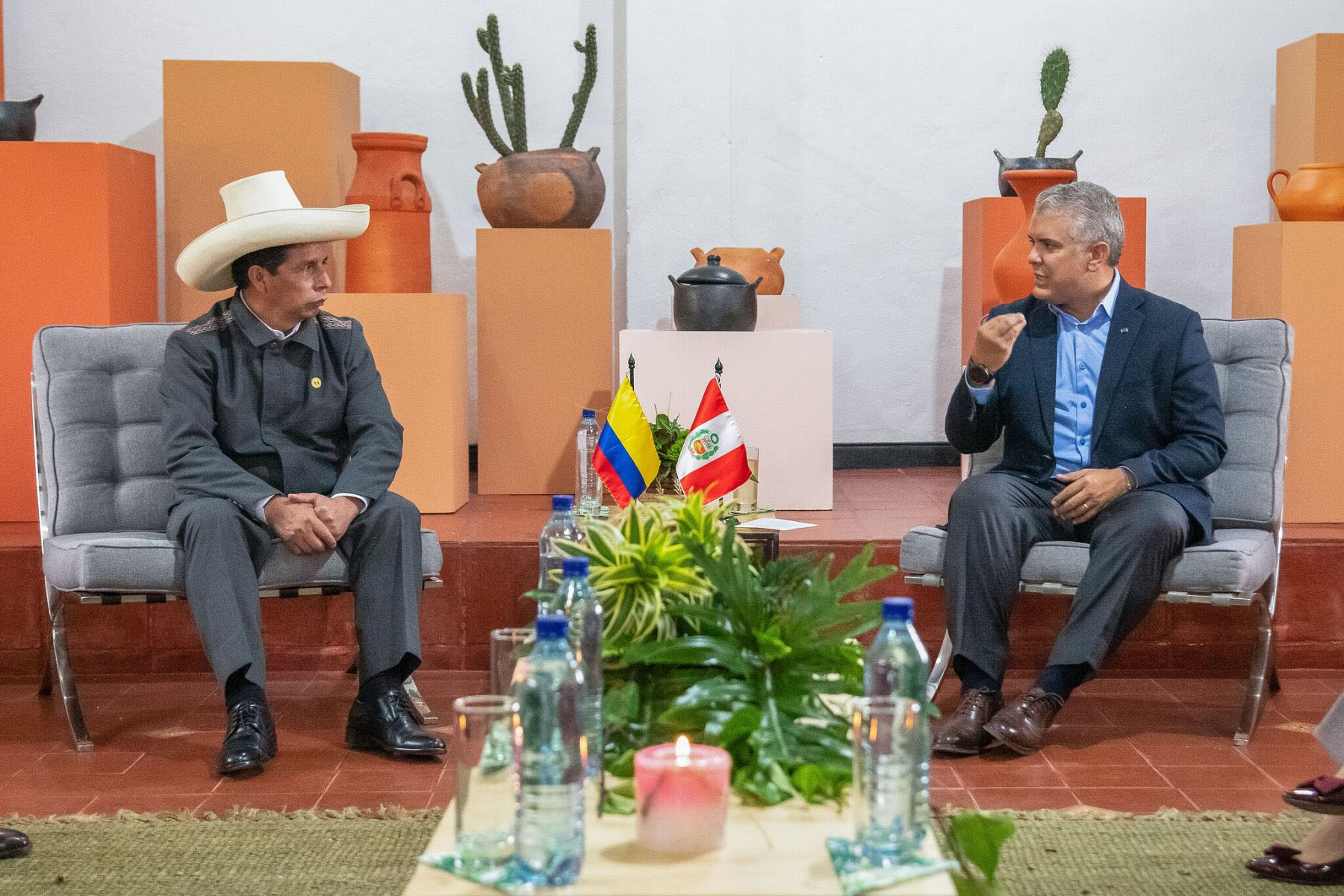 Pedro Castillo, presidente del Perú, junto a Iván Duque, mandatario de Colombia. Foto: Andina.
