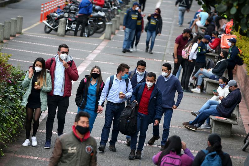 Foto de archivo. Personas con máscaras faciales caminan por una calle, durante la reactivación de varios sectores económicos después del fin de la cuarentena por la pandemia de COVID-19), en Bogotá, Colombia, 25 de septiembre, 2020. REUTERS/Luisa González