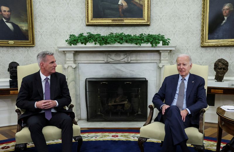 FOTO DE ARCHIVO. El presidente de Estados Unidos, Joe Biden, organiza conversaciones sobre el límite de la deuda con el líder de la Cámara de Representantes, Kevin McCarthy (REUTERS/Leah Millis)