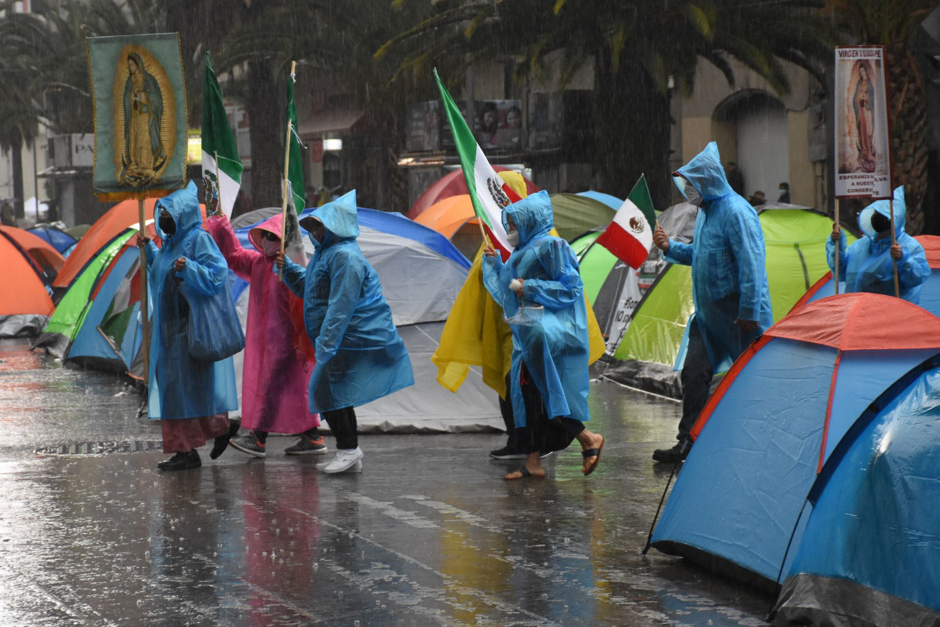 CIUDAD DE MÉXICO, 20SEPTIEMBRE2020.- Simpatizantes del Frente Nacional AntiAmlo (FRENA) continúan con su plantón sobre Av. Juárez ante la negativa de poder pasar rumbo al Zócalo por parte de elementos de la policía capitalina, al medio día más integrantes de esta organización llegaron en sus automóviles para apoyar a los manifestantes ya ubicados con sus casas de campaña tomando la glorieta de Bucareli al cruce con Reforma, impidiendo el tránsito en ambos sentidos. FOTO :DANIEL AUGUSTO /CUARTOSCURO.COM