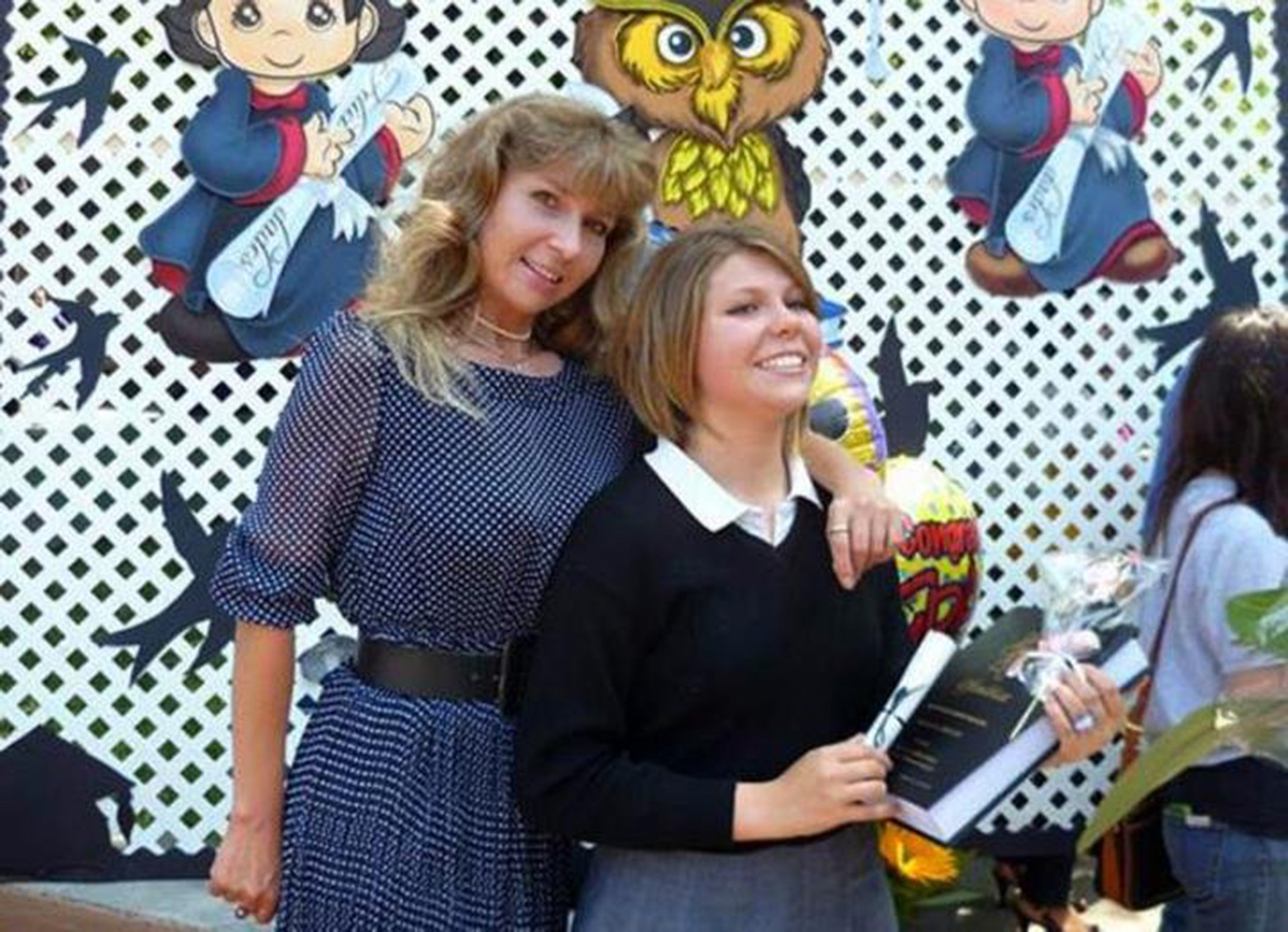 Anastasia junto a su mamá, cuando la chica todavía iba al colegio