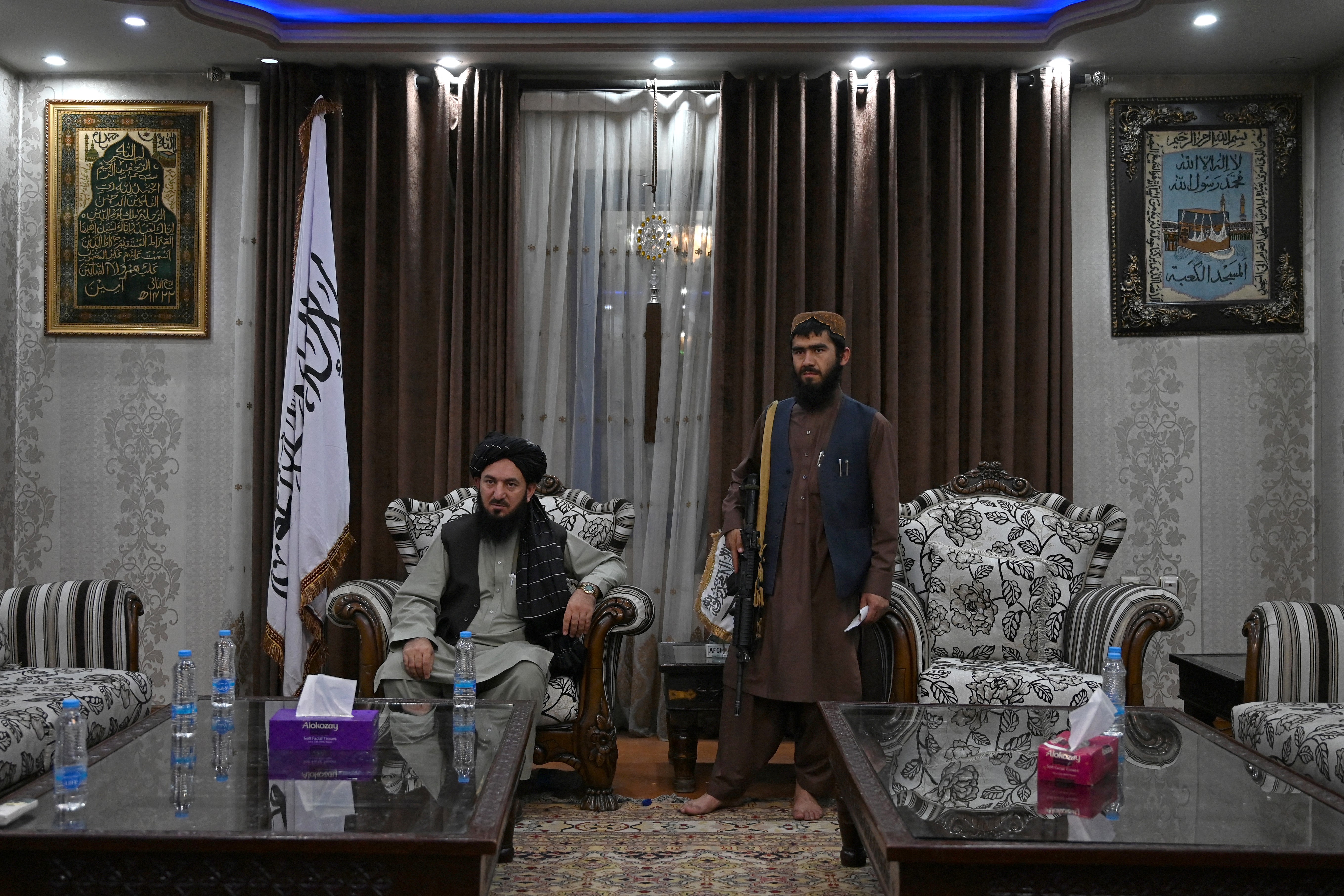 Qari Salahuddin Ayoubi, a la izquierda, dijo que los talibanes no se acostumbrarán al lujo (Wakil KOHSAR / AFP) 