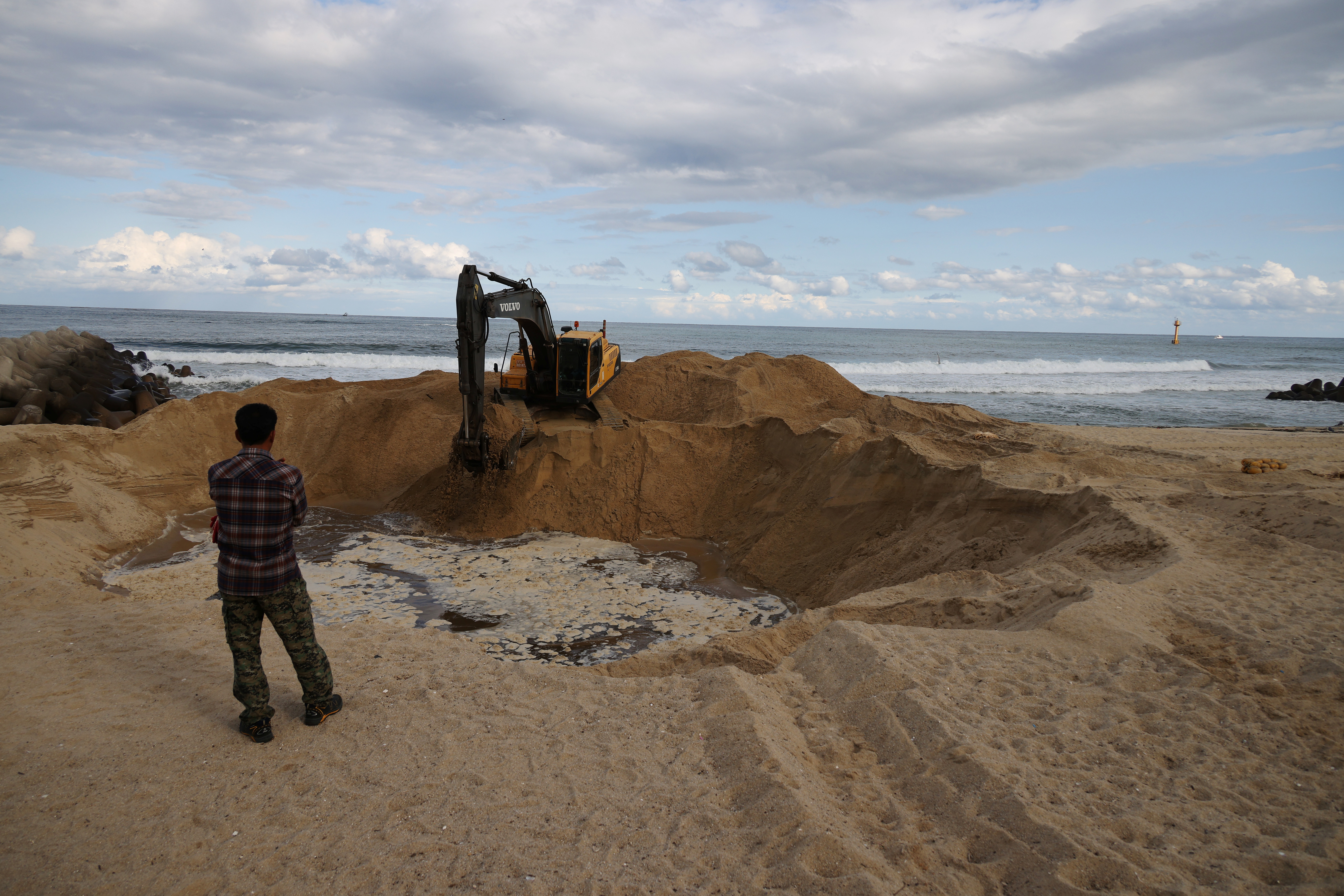 La arena es vital para el sector de la construcción, dado que mezclada con el cemento produce el hormigón tan esencial en la mayoría de las infraestructuras, y también es necesaria para la fabricación de vidrio y asfalto, o para ganar tierras al mar (REUTERS)