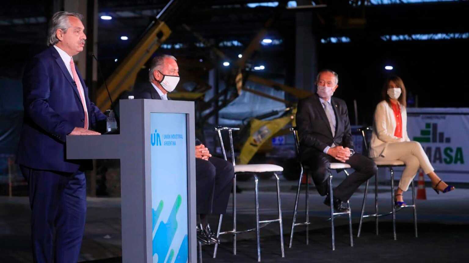El Día de la Industria de 2020 Alberto Fernández asistió a la celebración de la UIA, llevada a cabo en la planta de Sinteplast