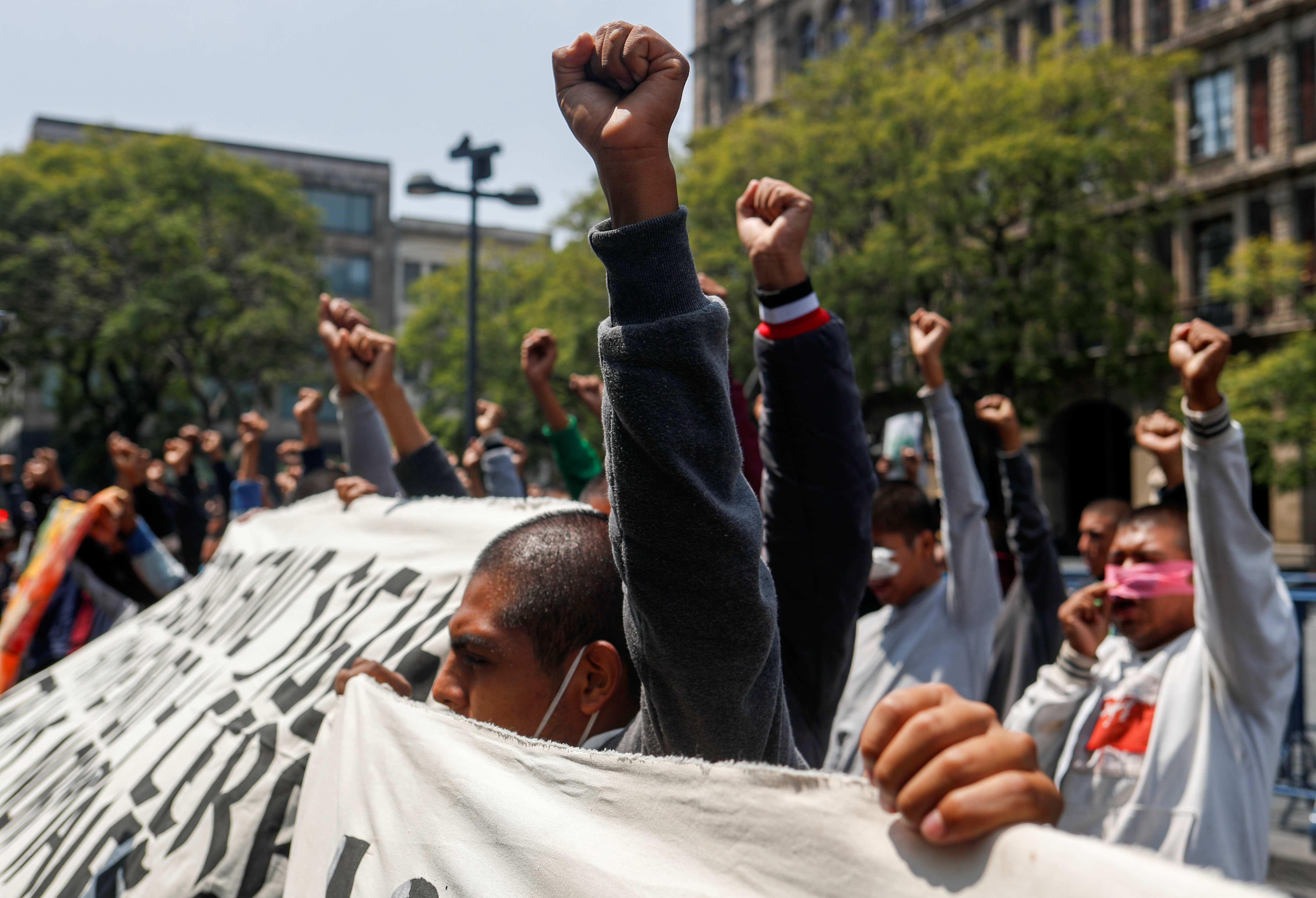 Estudiantes de Azotinapa levantan los puños durante una protesta frente a la Corte Suprema de Justicia, antes del sexto aniversario de la desaparición de 43 estudiantes de la Escuela de Formación de Maestros de Ayotzinapa, en la Ciudad de México, México 23 de septiembre de 2020.