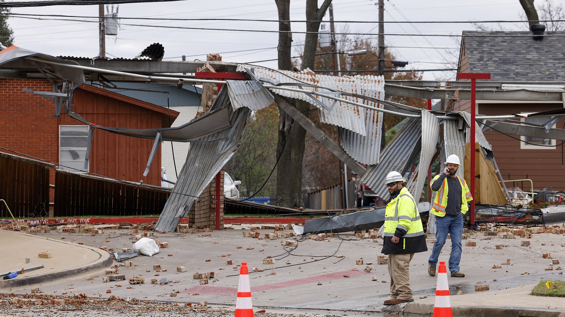 Una ola de tornados y ráfagas de viento atravesó Estados Unidos: dos muertos