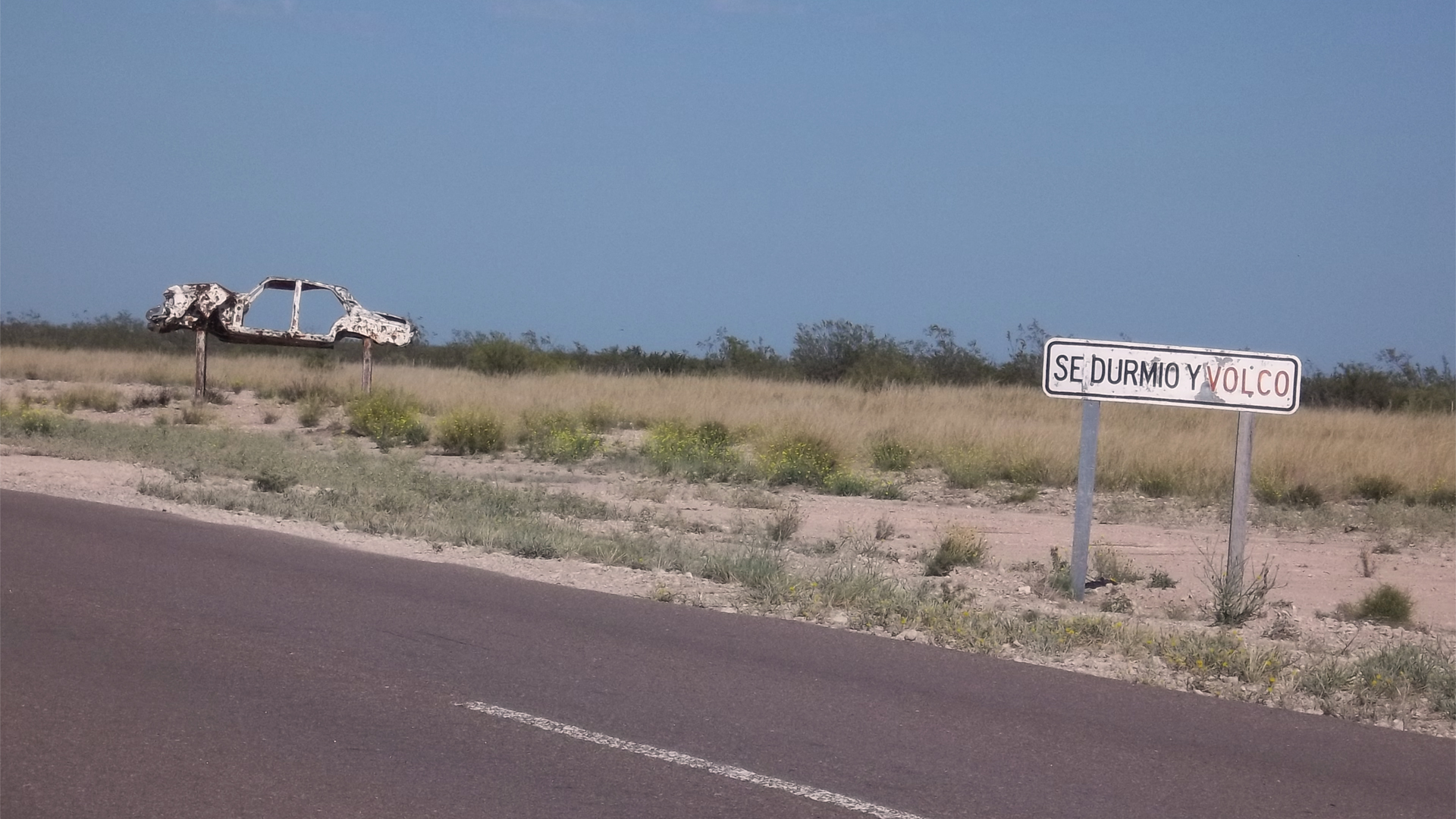 Tanto de un lado como del otro, al ingresar al camino, que se caracteriza por tener largas rectas de muchos kilómetros sin ningún tipo de accidente geográfico que haga menos monótona la conducción