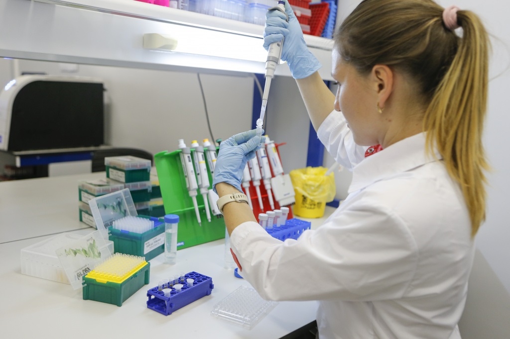 Una investigadora en el laboratorio que desarrolla la vacuna rusa contra el coronavirus Spuntik V - FIDR
