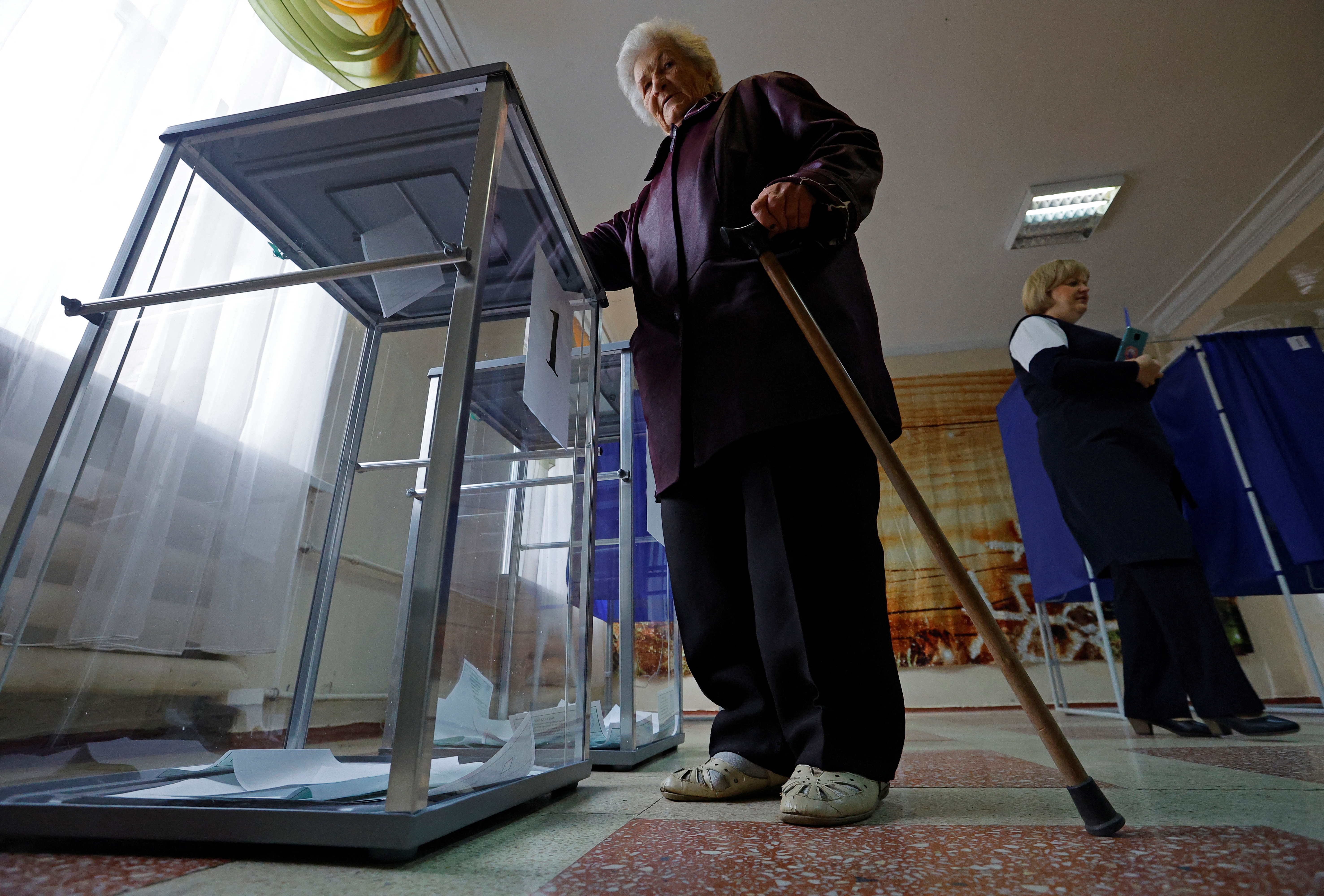 Una mujer deposita su voto en un colegio electoral durante un referéndum sobre la unión de la autoproclamada República Popular de Donetsk (RPD) a Rusia, en Donetsk, Ucrania, el 27 de septiembre de 2022. REUTERS/Alexander Ermochenko